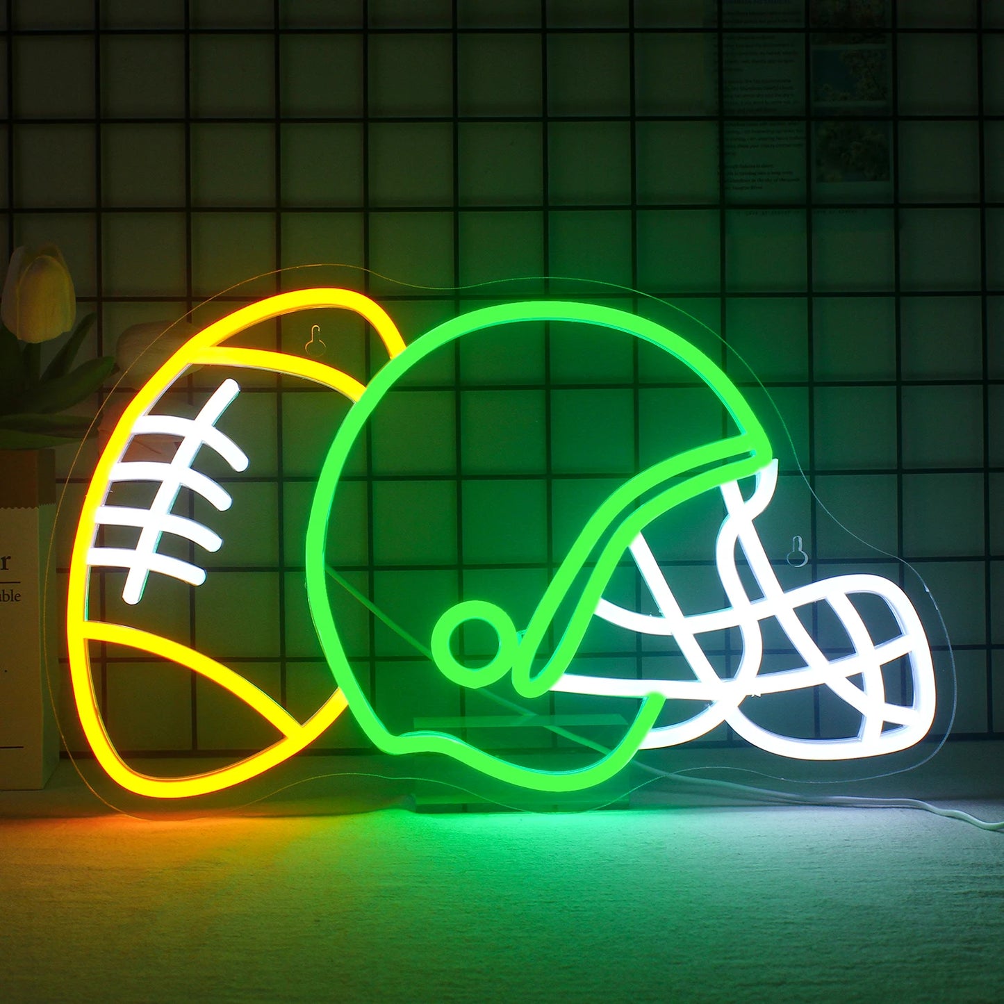 Das Bild zeigt ein leuchtendes LED-Neonschild in Form eines Rugbyhelms.
