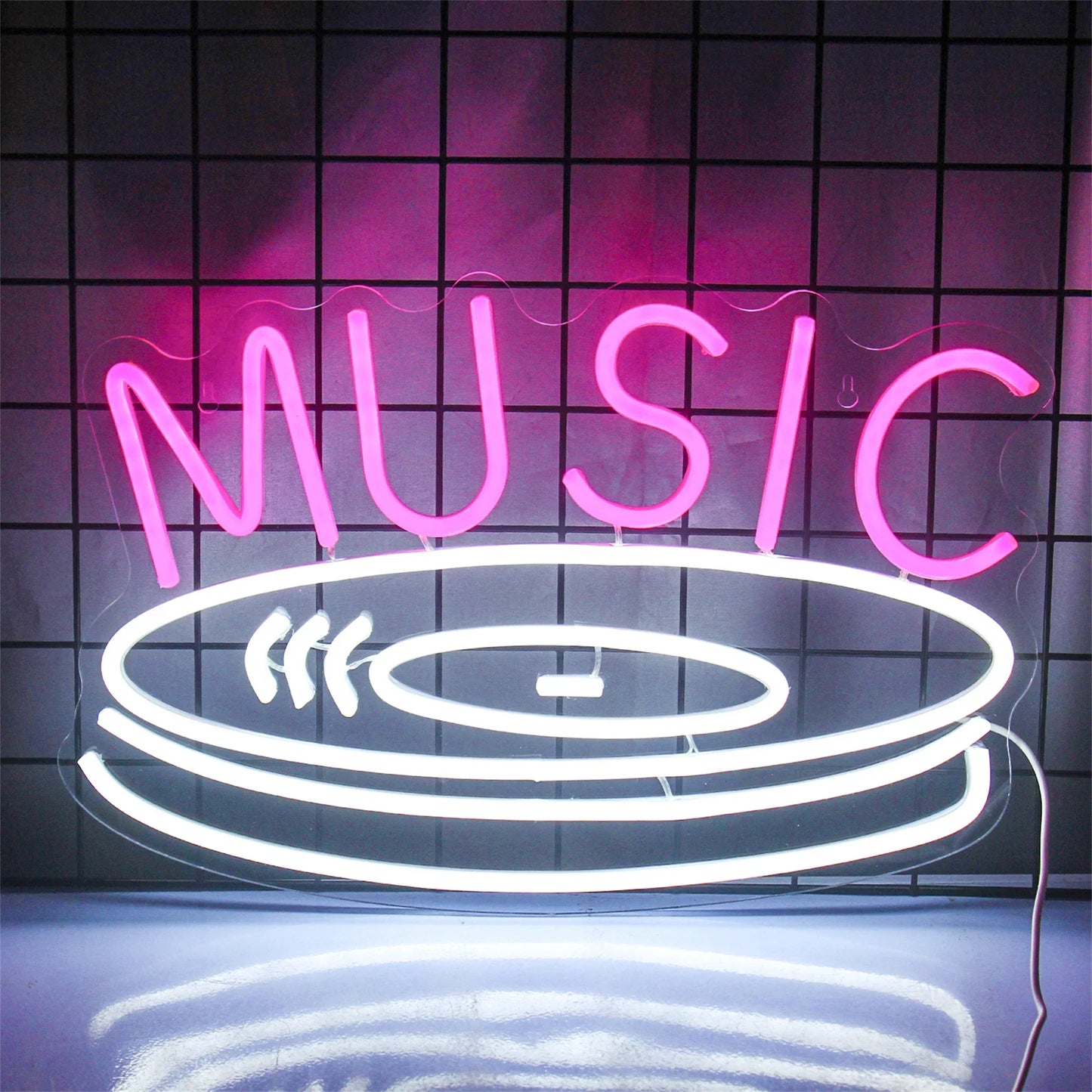 Das Bild zeigt ein leuchtendes LED-Neonschild in Form einer Musikschallplatte.