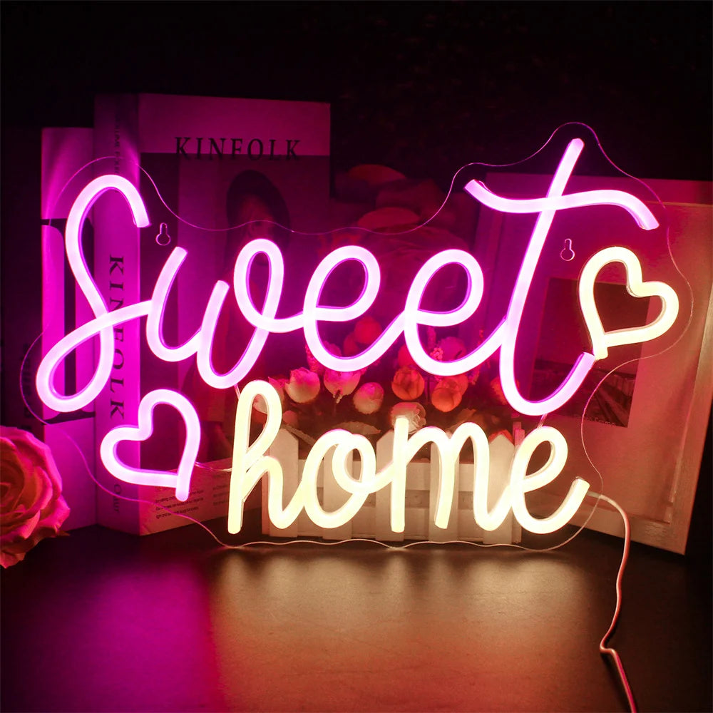Das Bild zeigt ein lebendiges, handgefertigtes LED-Neonschild mit den Worten „Sweet Home“ in stilvoller Schreibschrift.