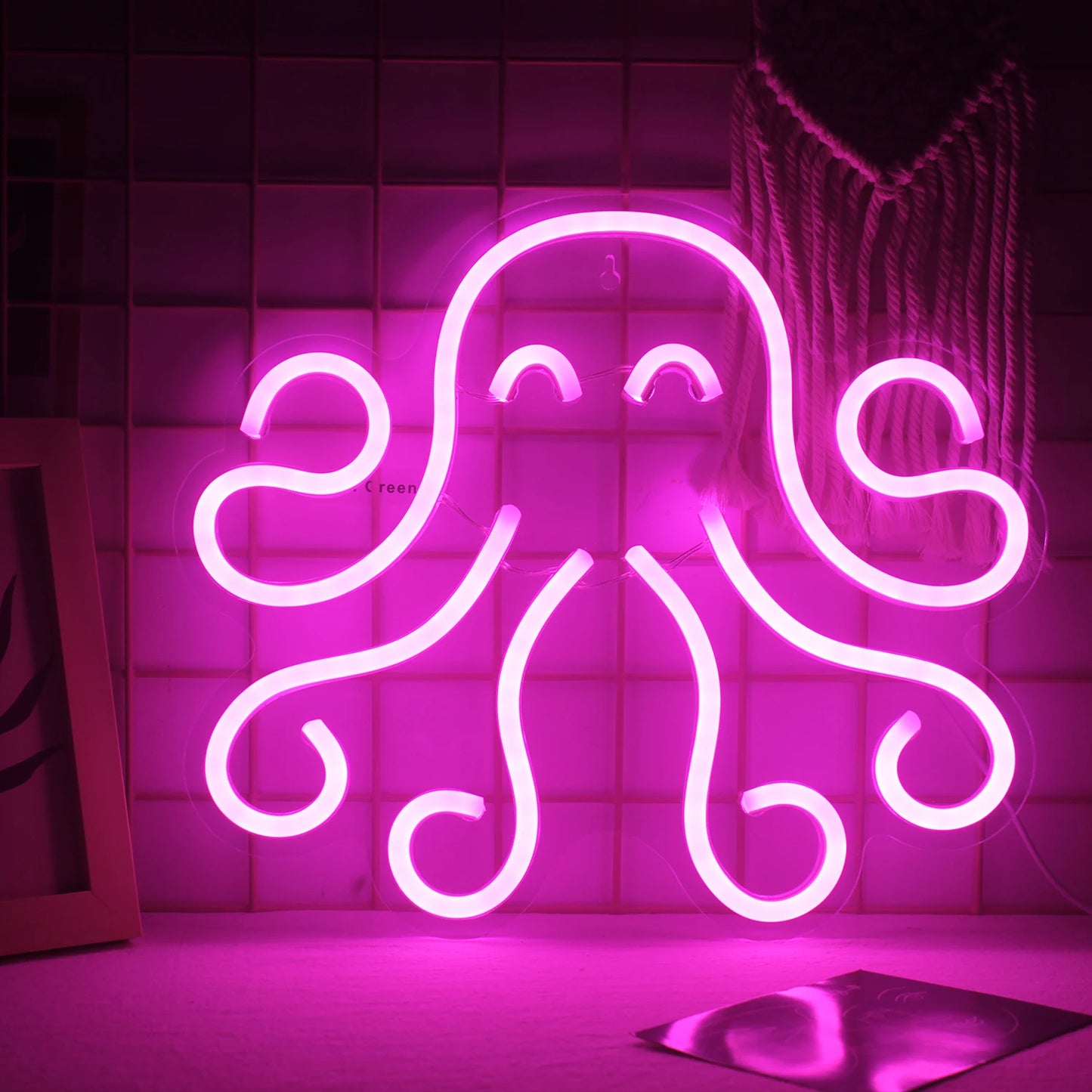 Das Bild zeigt ein lebendiges und farbenfrohes LED-Neonschild in Form eines Oktopus.