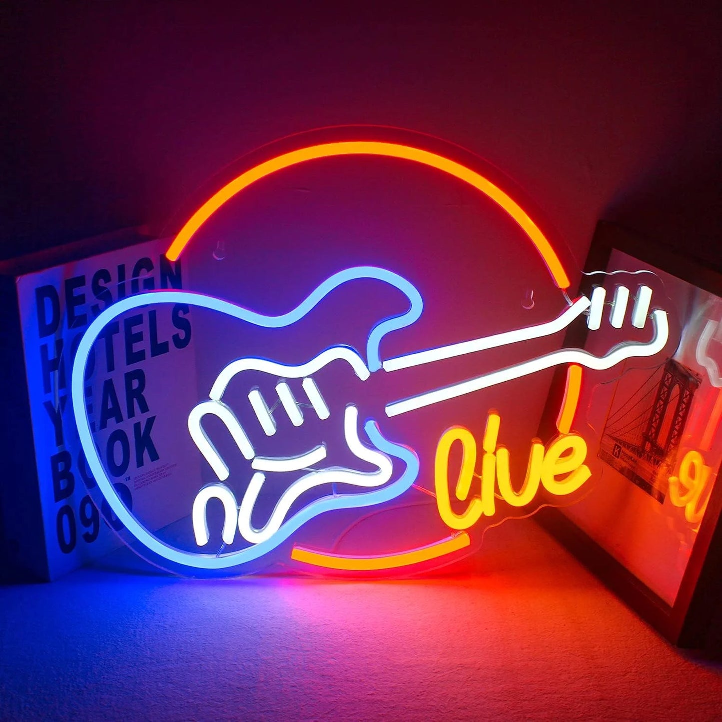Das Bild zeigt ein leuchtendes LED-Neonschild in Form einer E-Gitarre.