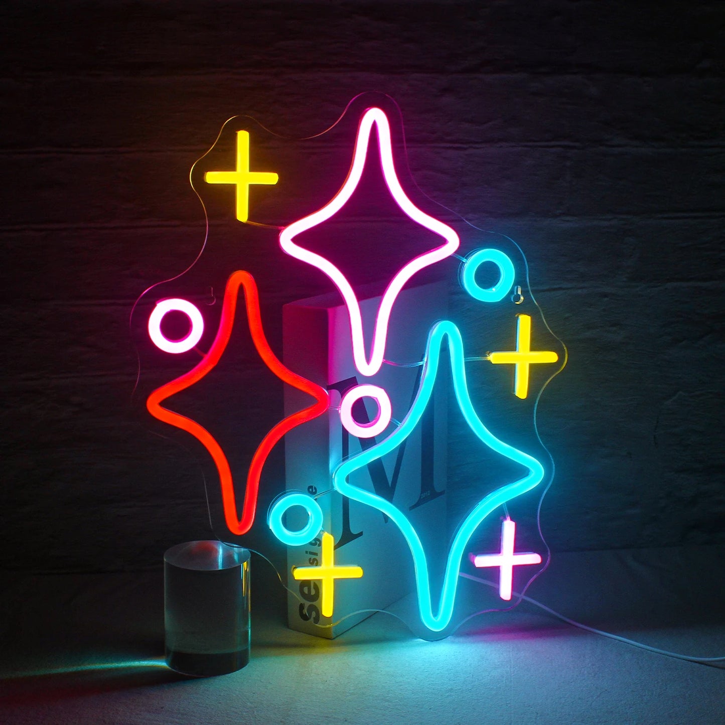 Das Bild zeigt ein leuchtendes LED-Neonschild in Form einer Sternansammlung.