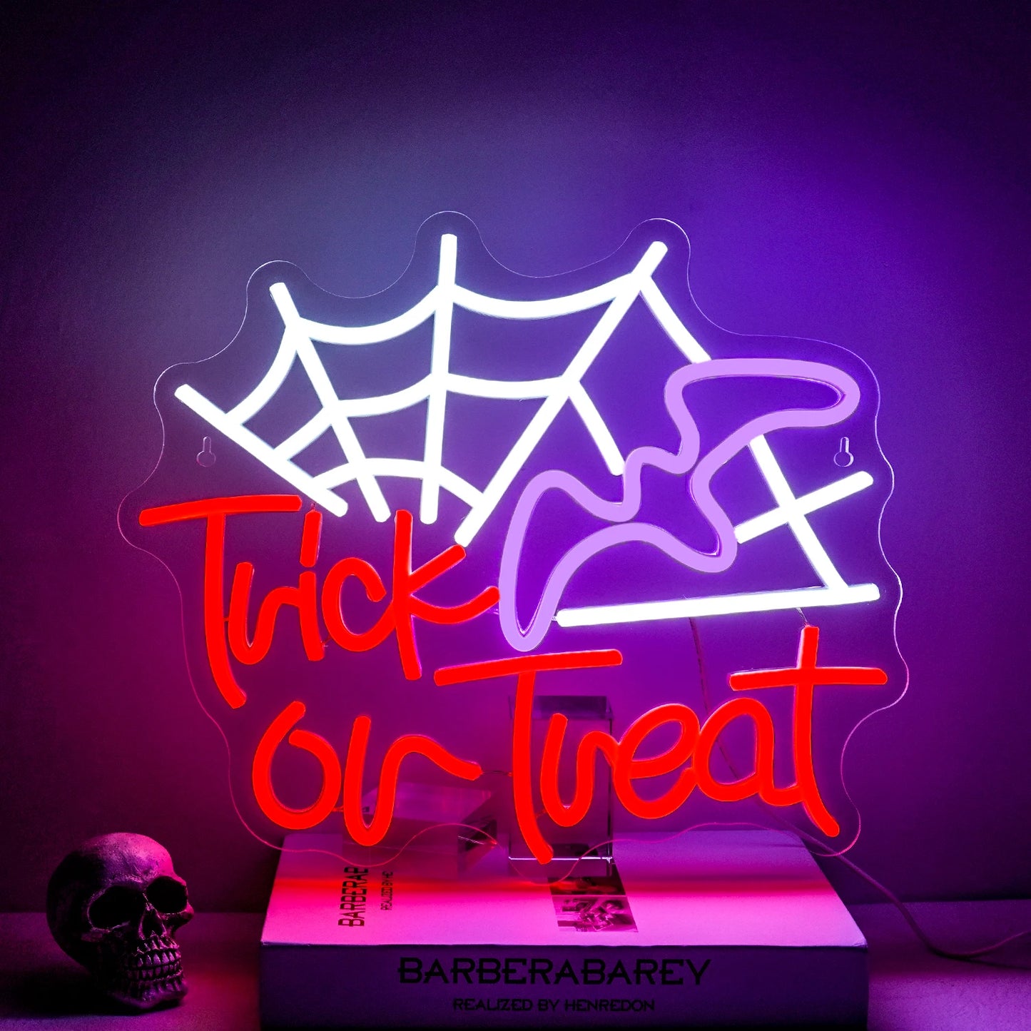 Ein leuchtendes LED-Neonschild mit dem Satz „Süßes oder Saures“ in fetten, verspielten Buchstaben.