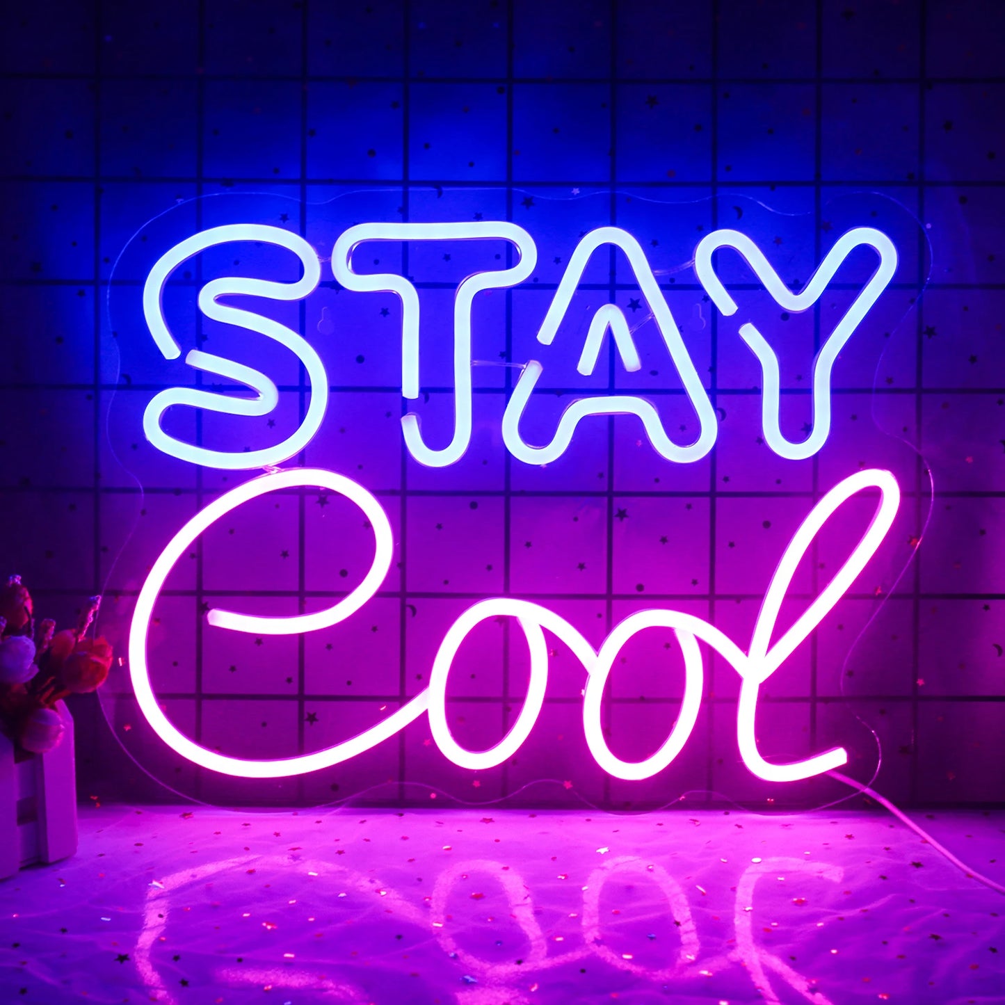 Es wird ein leuchtendes LED-Neonschild mit der Aufschrift „Stay Cool“ angezeigt, das in fetter, kursiver Schrift geschrieben ist.
