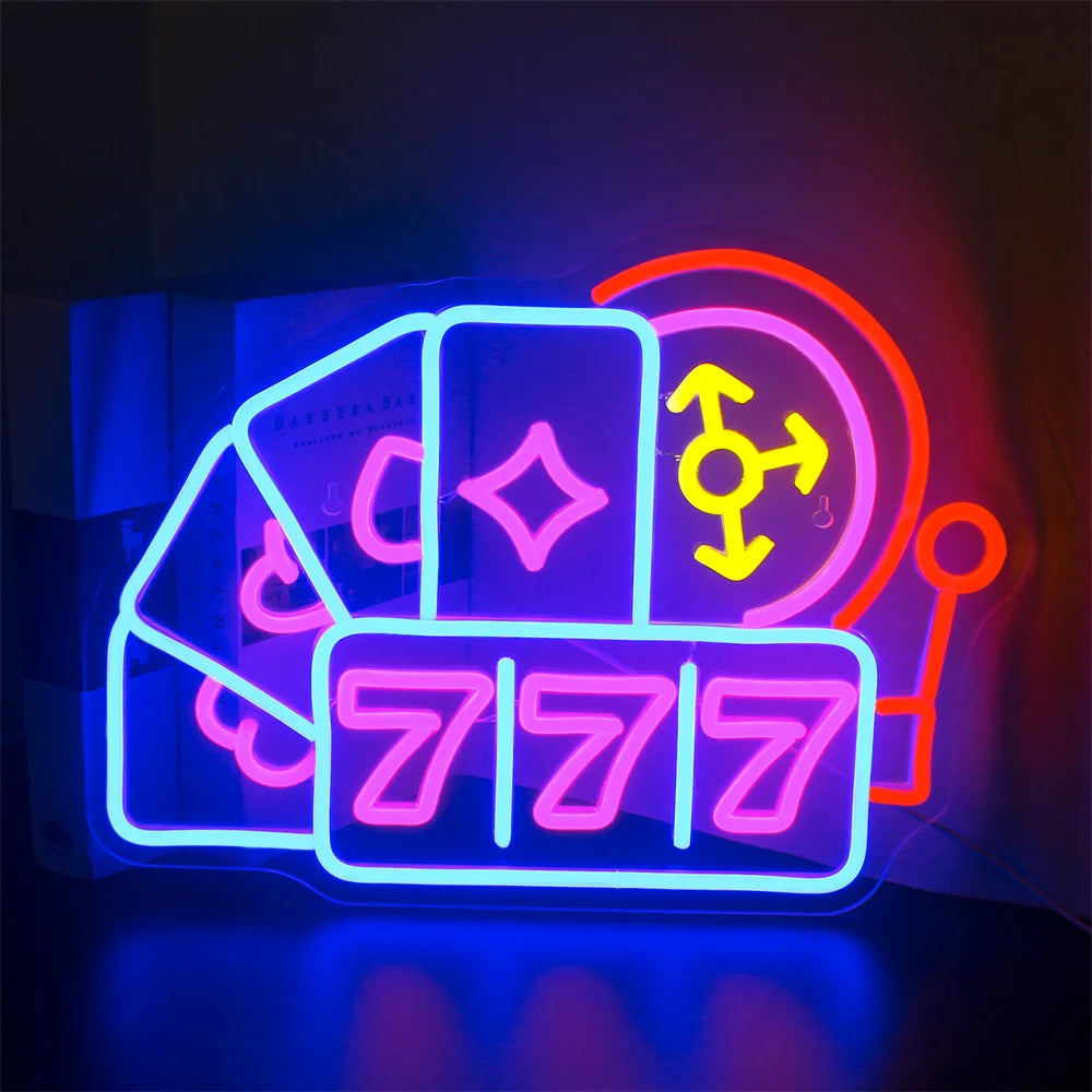 Das Bild zeigt ein leuchtendes, handgefertigtes LED-Neonschild mit der Aufschrift „Luck 777“.