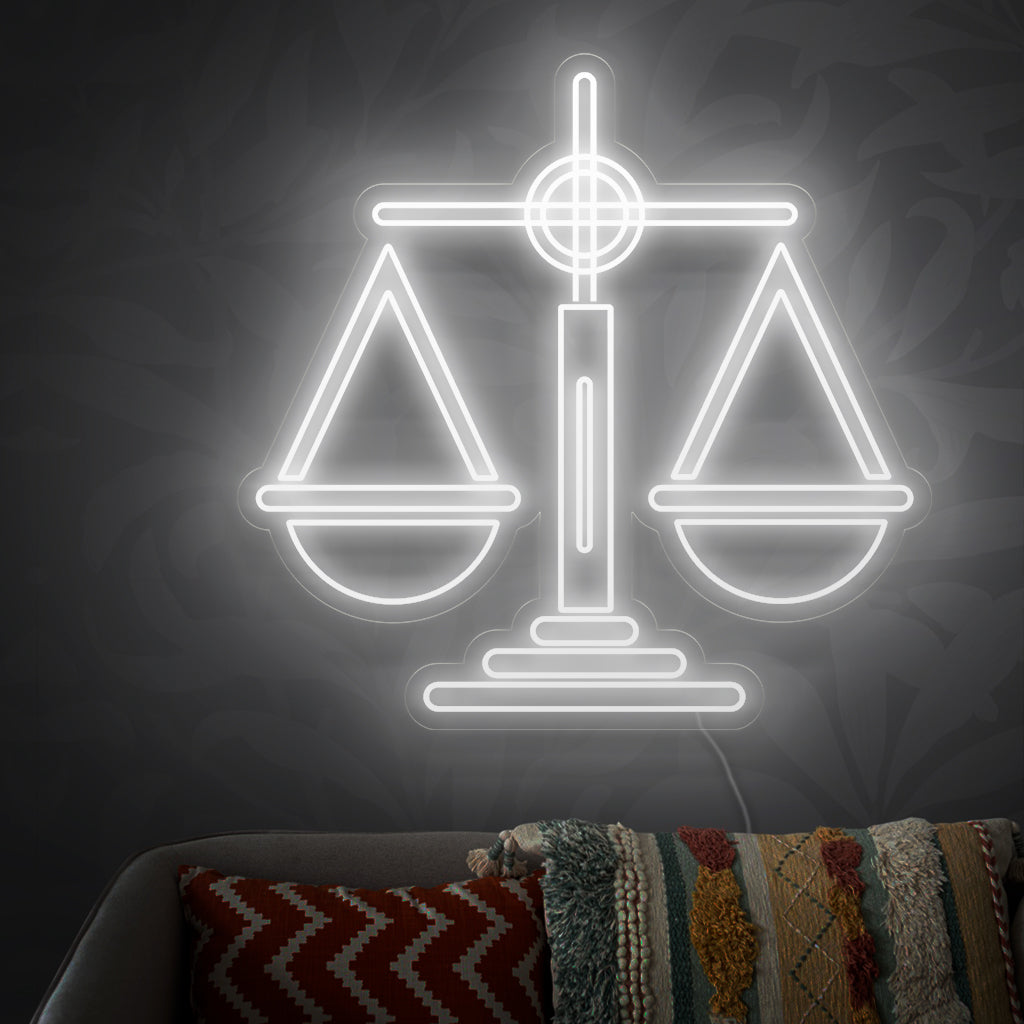 „Scales Neon Sign“ symbolisiert Gleichgewicht und Gerechtigkeit, wirft einen raffinierten und harmonischen Schein in Ihren Raum und verleiht Ihrer Einrichtung eine elegante Note.