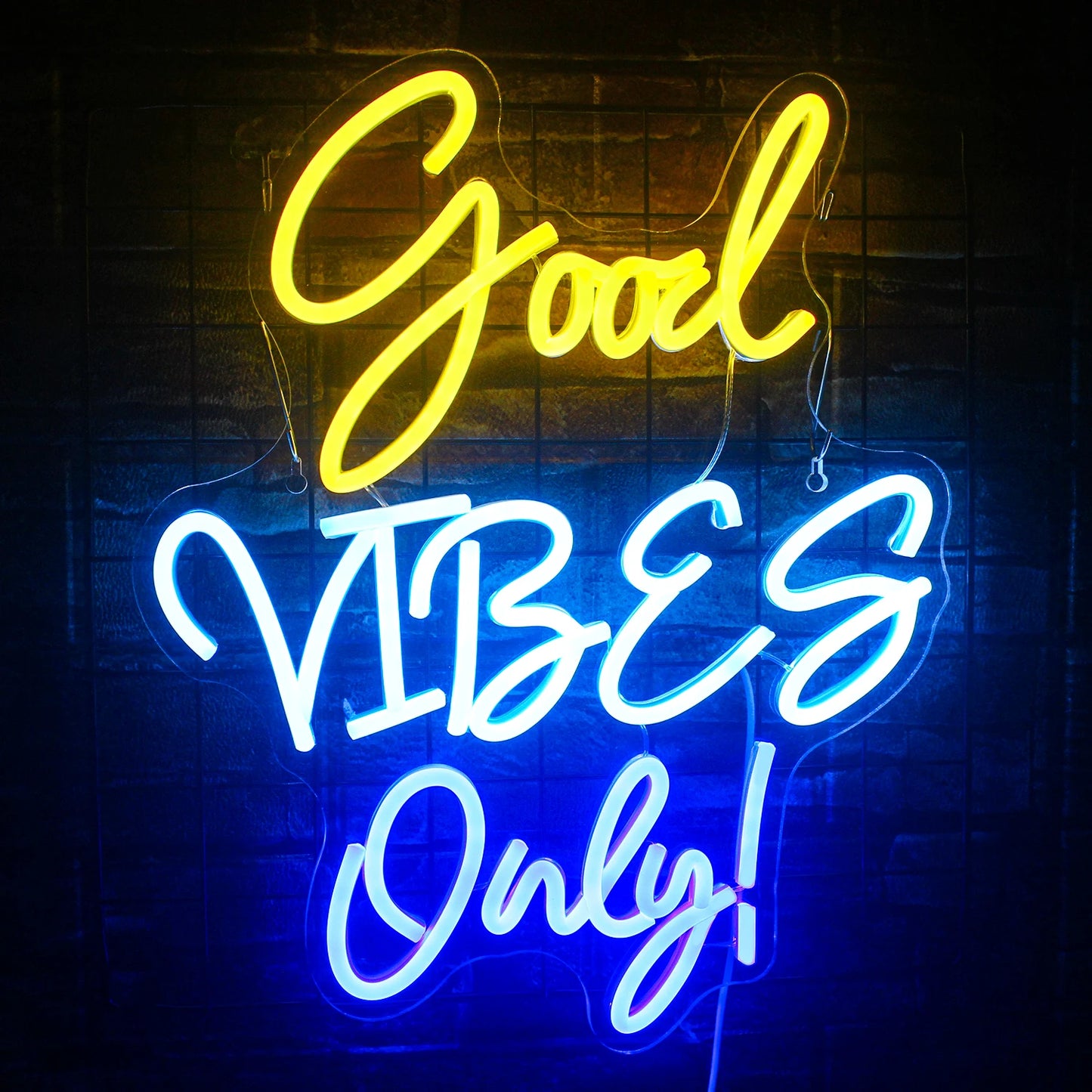 Das Bild zeigt ein helles und lebendiges LED-Neonschild mit der Aufschrift „Good Vibes Only“.