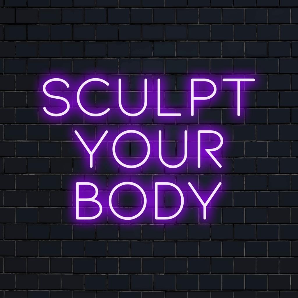 Individuelles LED-Neonschild mit dem motivierenden Spruch „Sculpt Your Body“, der in leuchtenden Farben leuchtet und zu einer fitnessorientierten Einrichtung inspiriert.