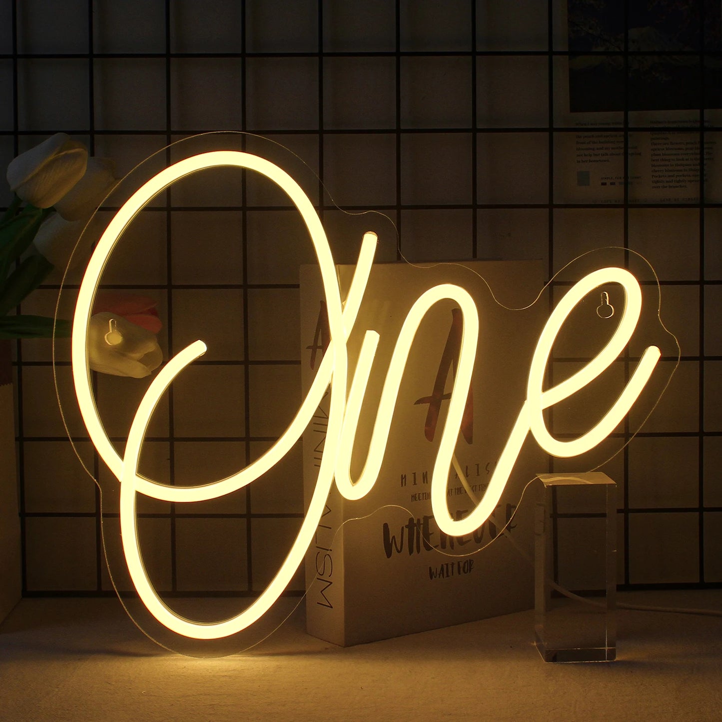 „Das Bild zeigt ein leuchtendes LED-Neonschild mit dem Satz ‚Good Vibes Only‘ in Schreibschrift.