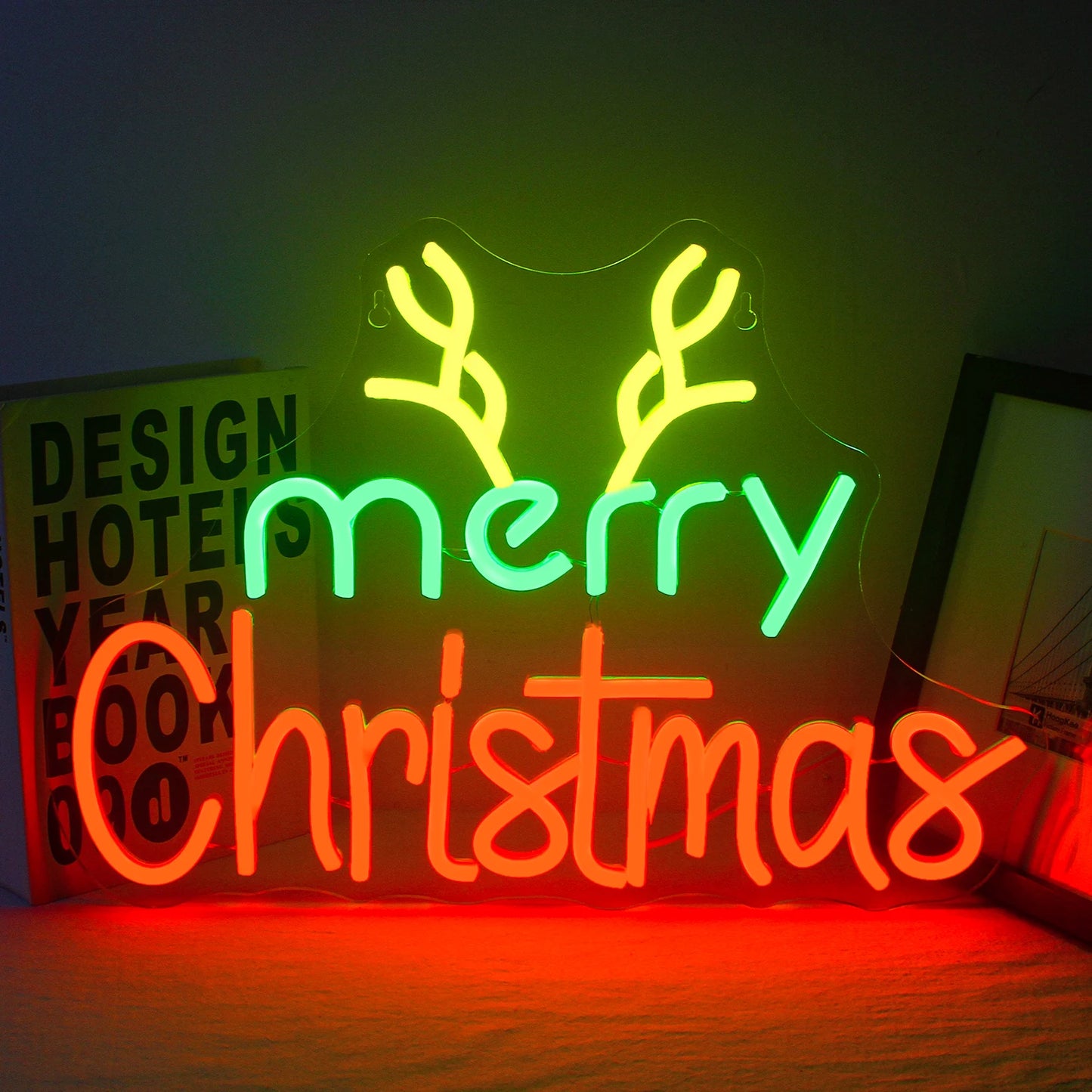 Das Bild zeigt ein handgefertigtes LED-Neonschild, auf dem in einer eleganten, fließenden Schrift hell „Frohe Weihnachten“ steht.