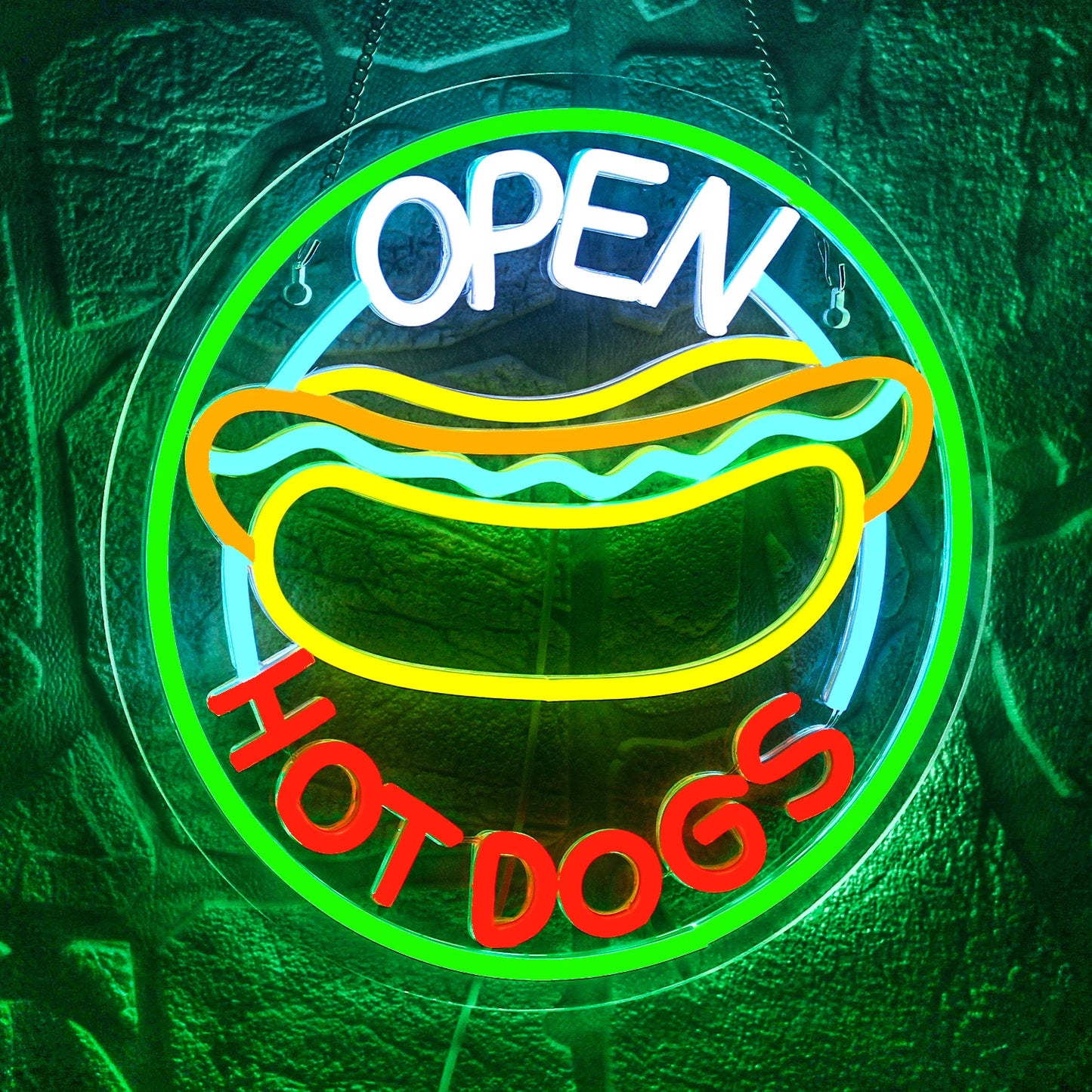 Das Bild zeigt ein hell erleuchtetes LED-Neonschild mit den Worten „Open Hot Dogs“ in einer verspielten Retro-Schriftart.
