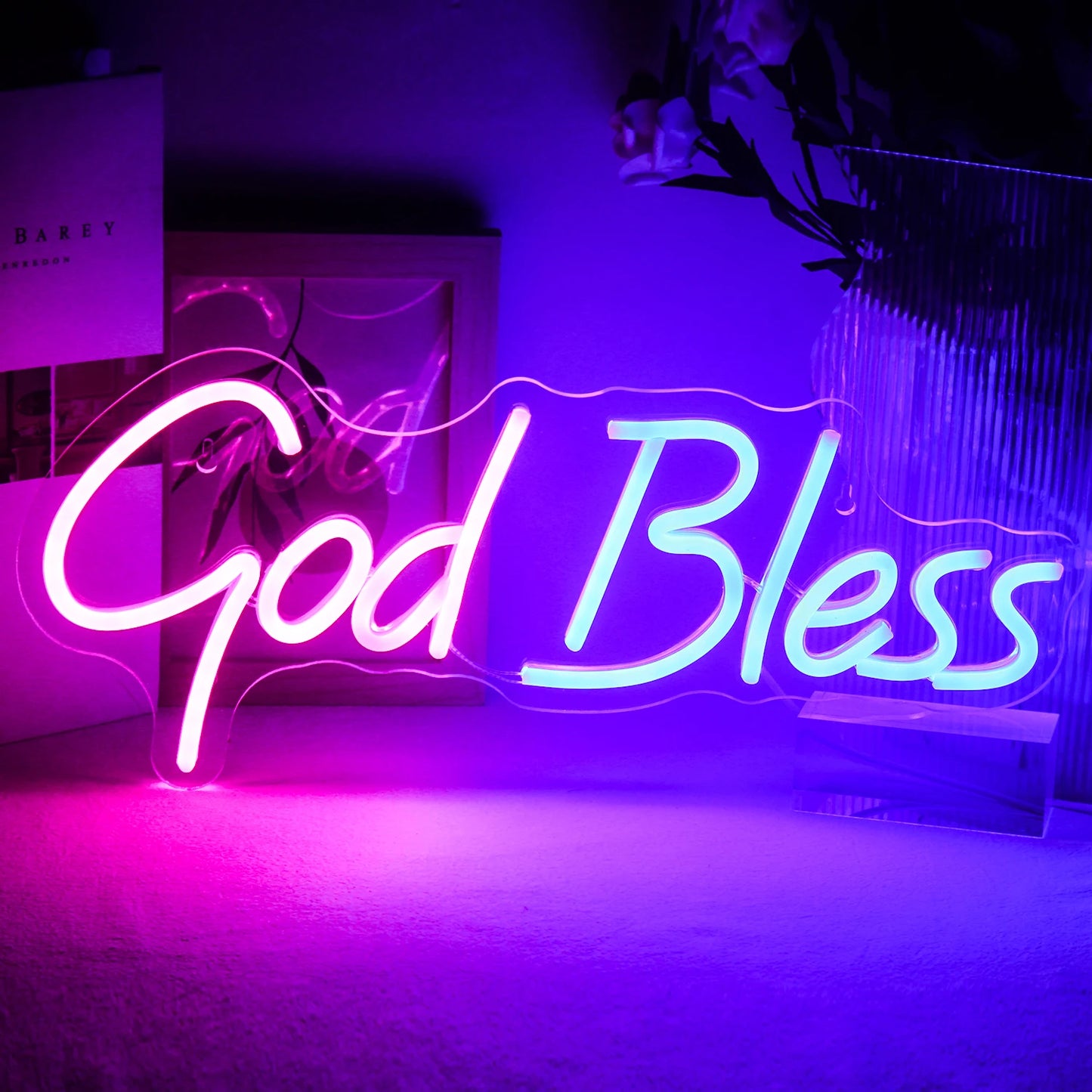 Das Bild zeigt ein LED-Neonschild mit der Aufschrift „God Bless“, das elegant im Stil einer handgeschriebenen Schrift gestaltet ist.