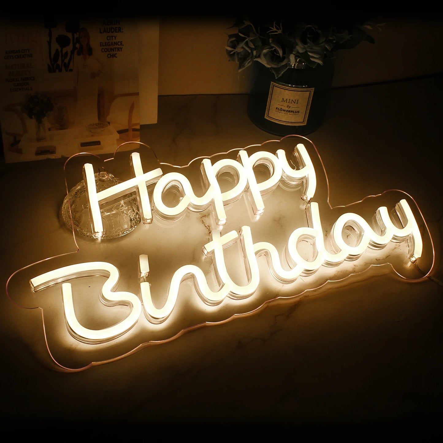 Ein lebendiges „Happy Birthday“-LED-Neonschild mit hellen, mehrfarbigen Buchstaben in einer verspielten Schreibschrift.