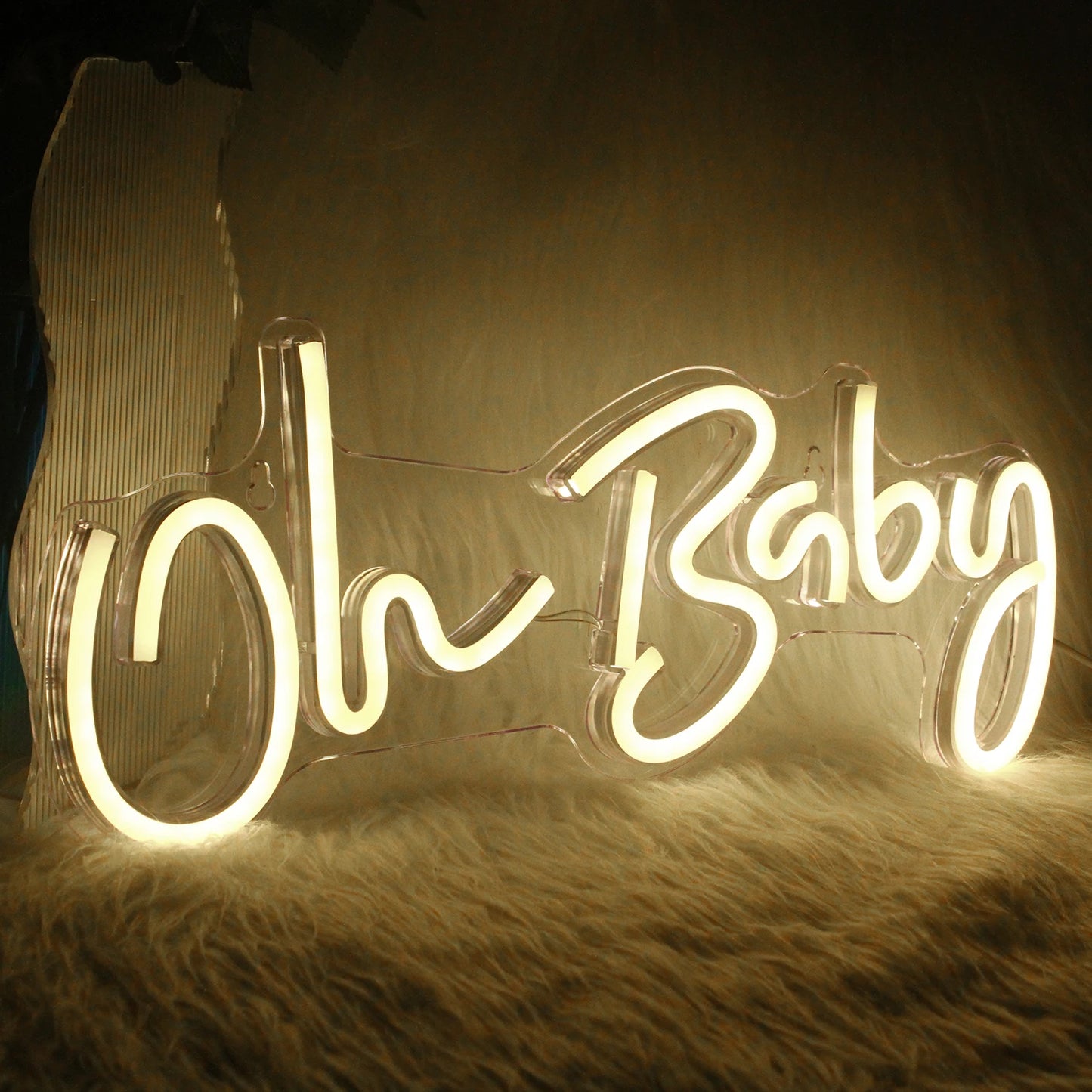 Ein leuchtendes „Oh Baby“-LED-Neonschild mit eleganter, kursiver Schrift.