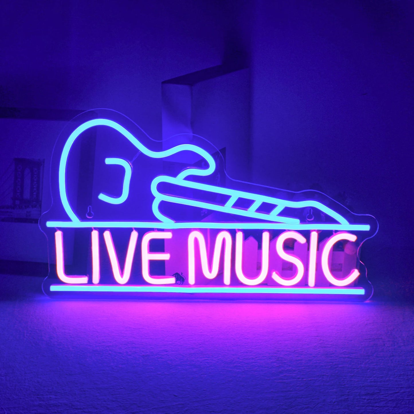 Das Bild zeigt ein handgefertigtes LED-Neonschild in Form einer E-Gitarre, das vor einem dunklen Hintergrund leuchtend leuchtet.