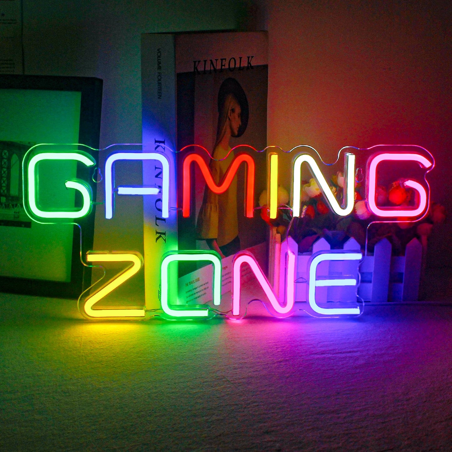 Das Bild zeigt ein leuchtendes LED-Neonschild mit der Aufschrift „Gaming Zone“.