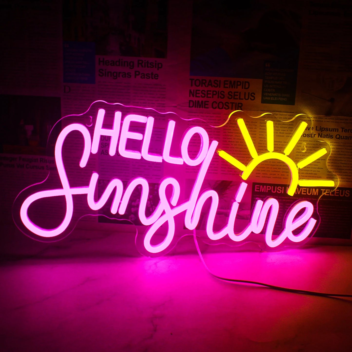 Das Bild zeigt ein leuchtendes, handgefertigtes LED-Neonschild mit dem Text „Hello Sunshine“.