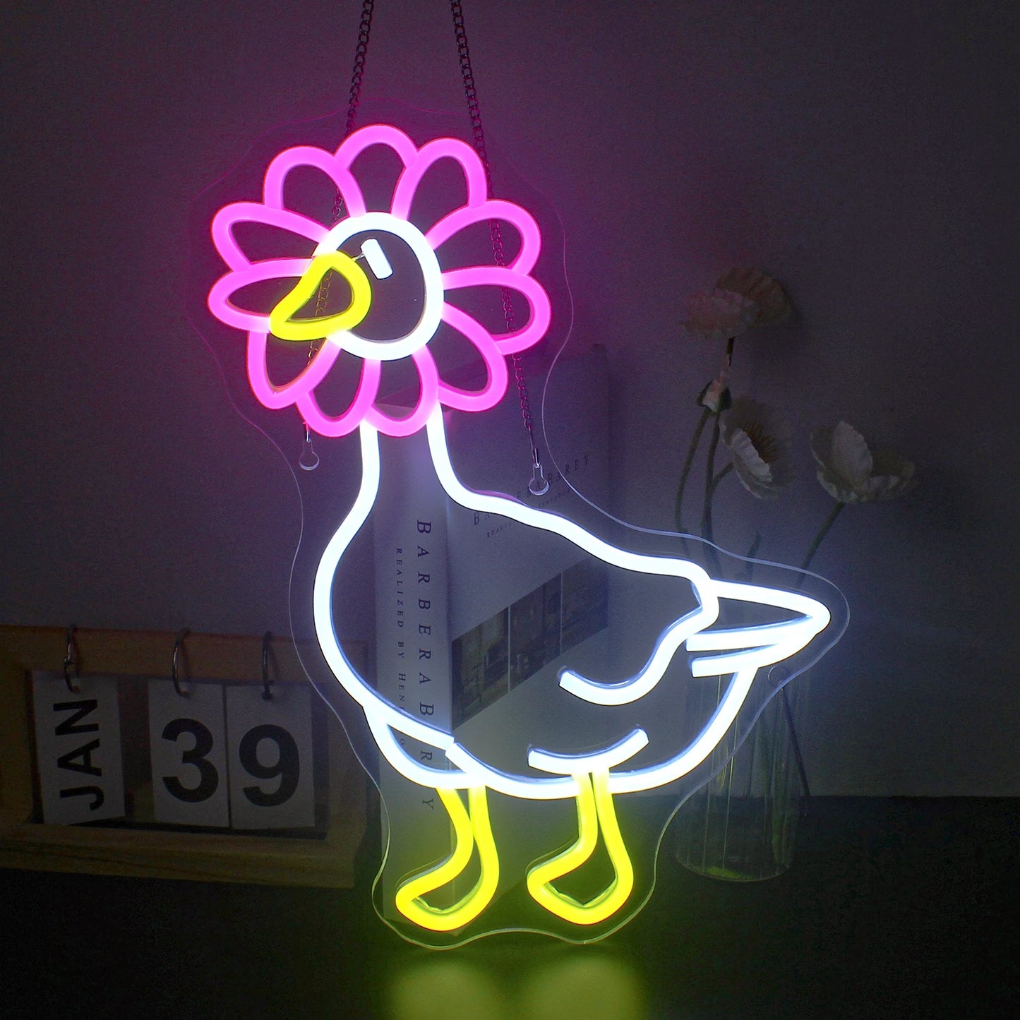 Das Bild zeigt ein leuchtendes LED-Neonschild in Form einer Ente.