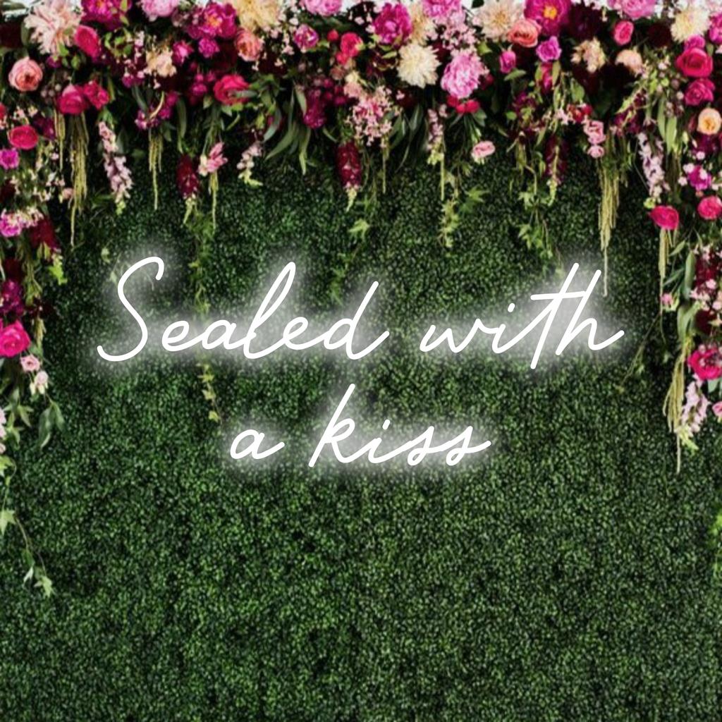 Stilvolles LED-Neonschild „Sealed With A Kiss“; perfekt für lebendige Wandkunst oder ein personalisiertes, individuelles Dekorationsstück.