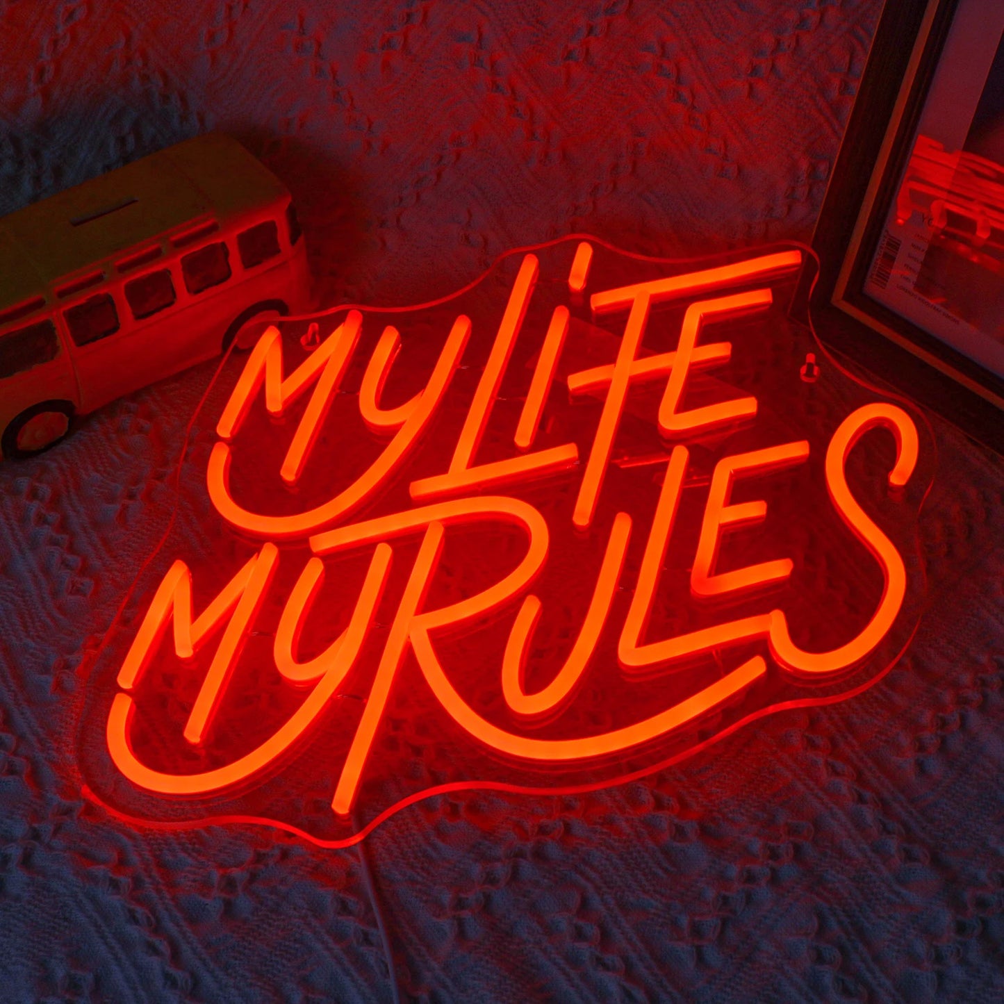 Ein leuchtendes LED-Neonschild mit den Worten „My Life My Rules“ in einer lebendigen Schreibschrift.