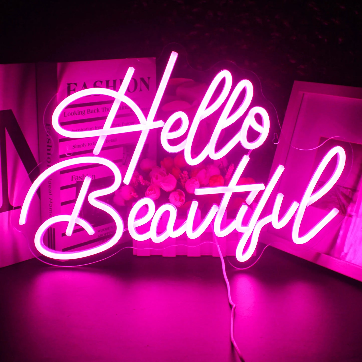 Ein leuchtendes LED-Neonschild mit den Worten „Hello Beautiful“ in einer anmutigen, fließenden Schrift.