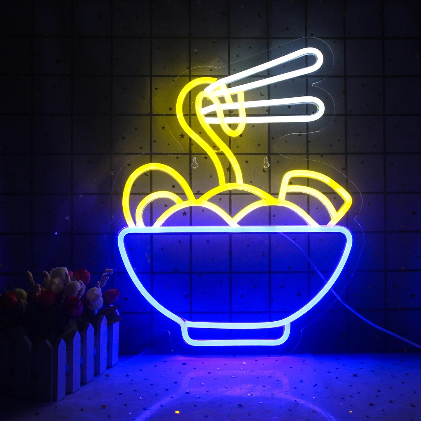 Das Bild zeigt ein leuchtendes LED-Neonschild, auf dem das Wort „Ramen“ in fetten, stilisierten Buchstaben zu sehen ist.