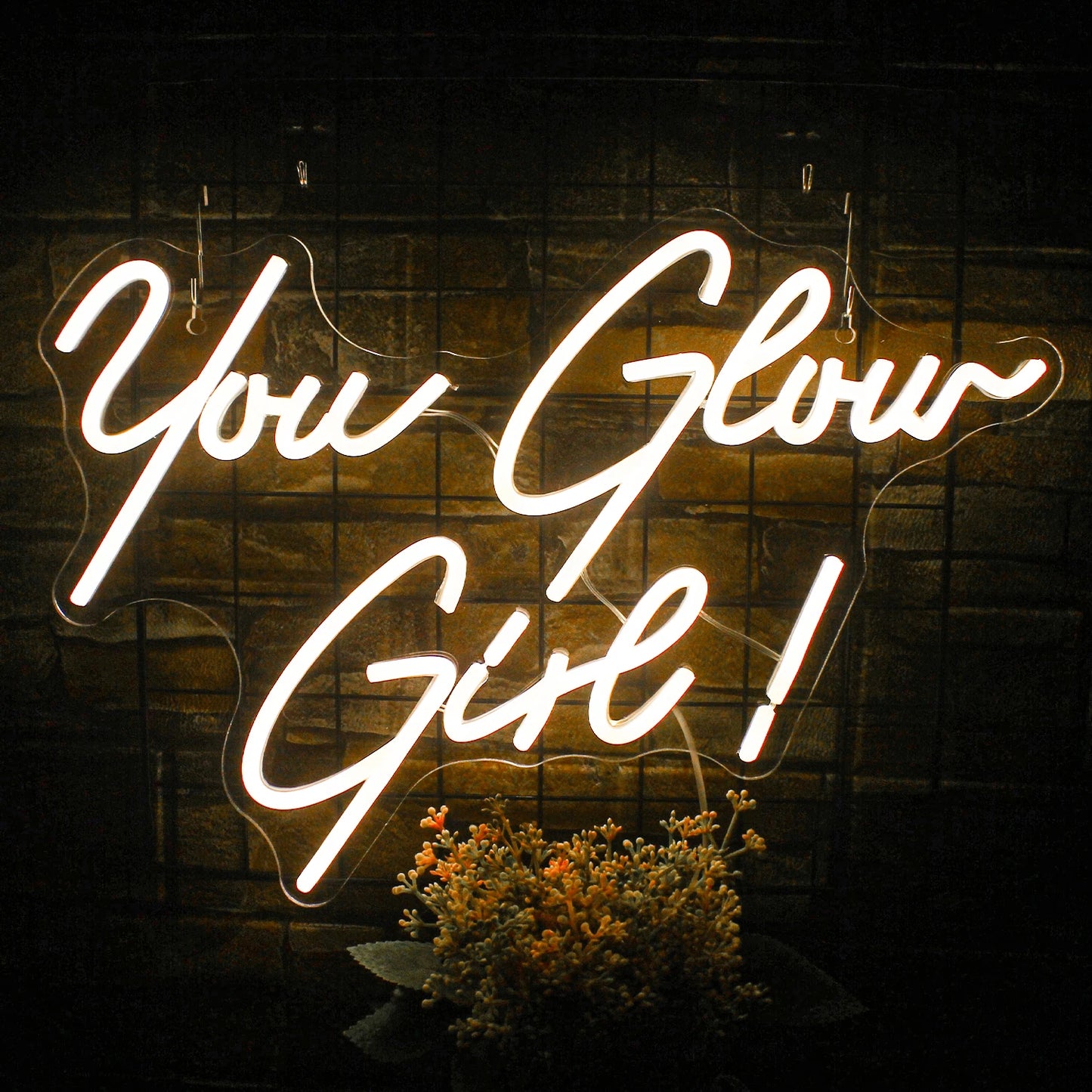 Das Bild zeigt ein leuchtendes LED-Neonschild mit der Aufschrift „You Glow Girl“.