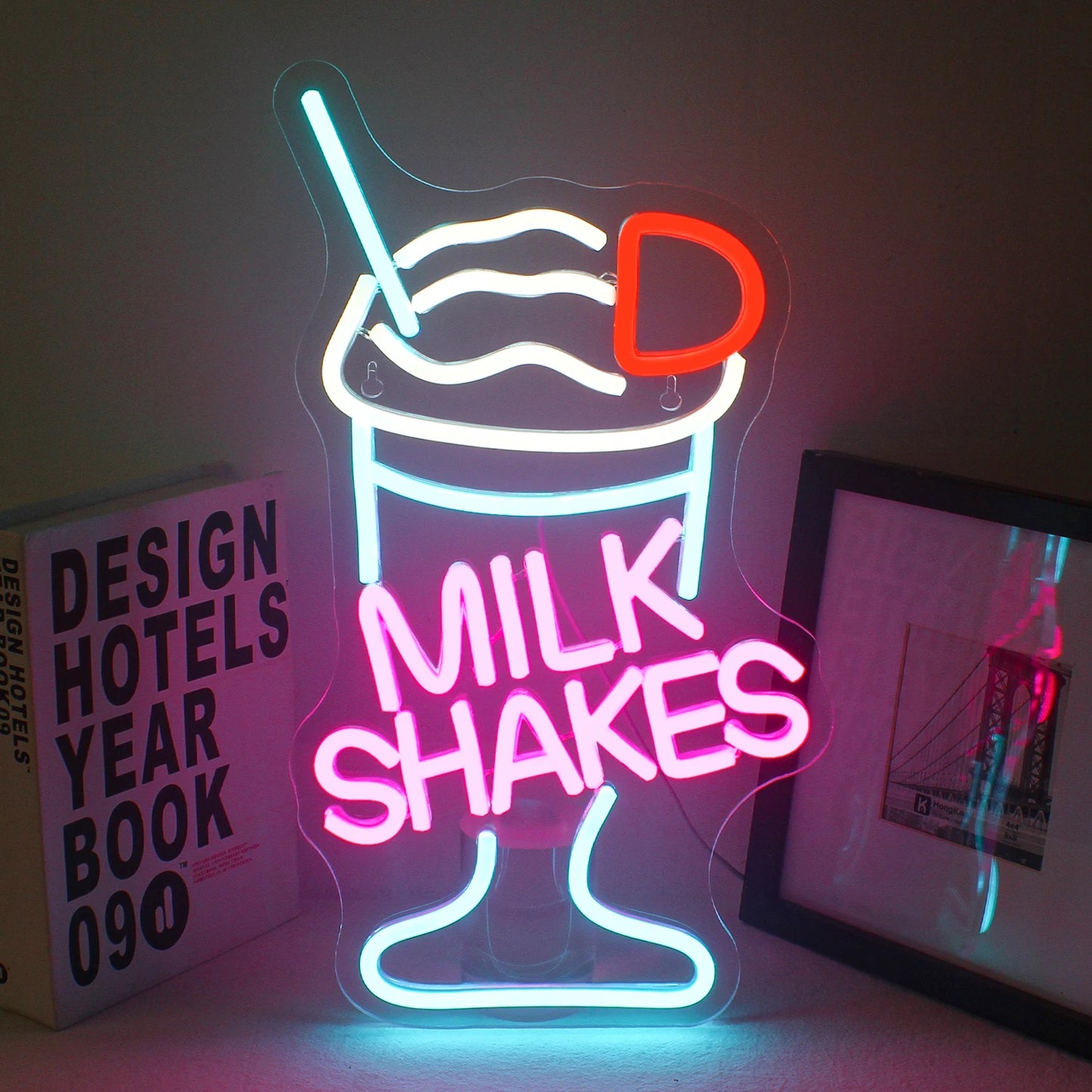 Das Bild zeigt ein leuchtendes LED-Neonschild in Form eines Milchshakes.