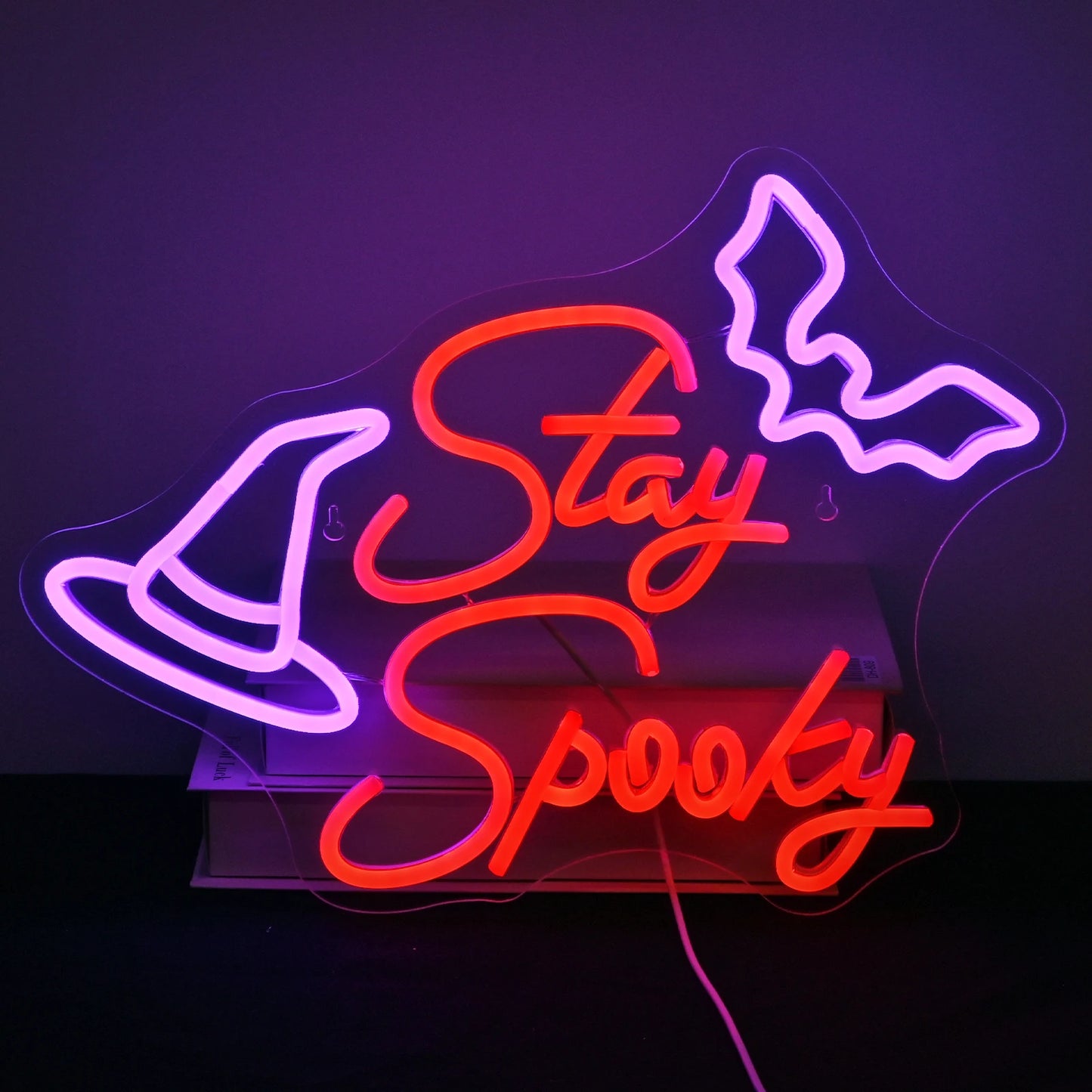 Das Bild zeigt ein handgefertigtes LED-Neonschild mit den Worten „Stay Spooky“ in einer verspielten, fließenden Schrift.