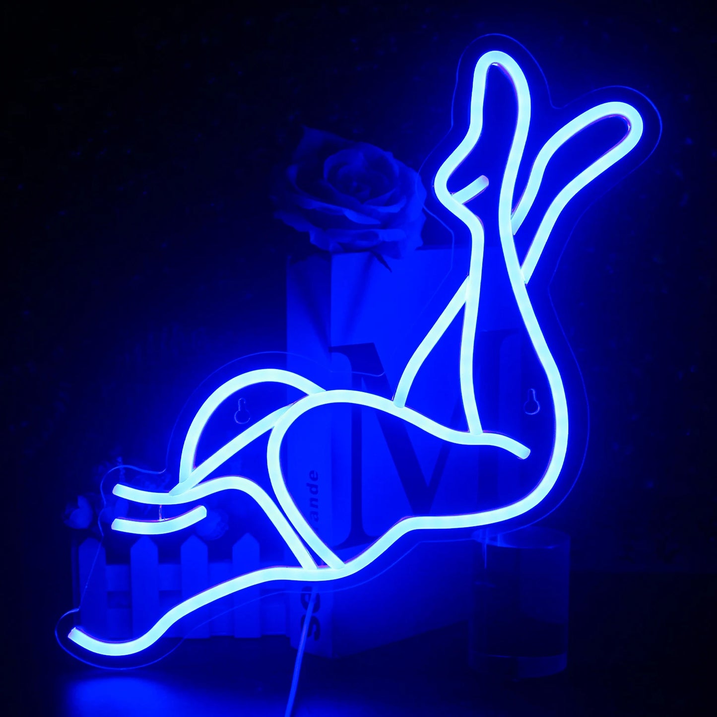 Ein leuchtendes LED-Neonschild, das ein stilisiertes Bild eines Paars sexy Frauenbeine zeigt.