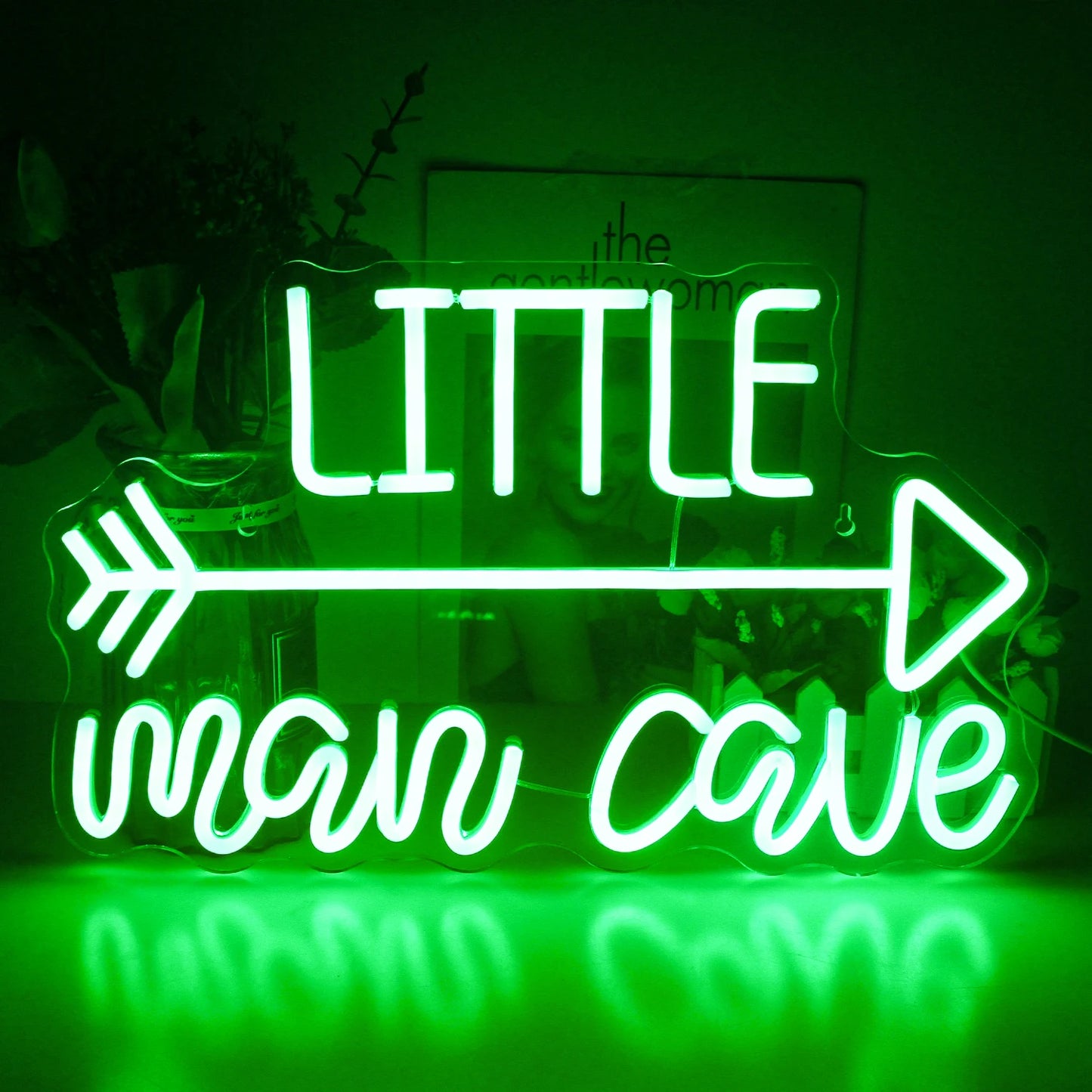 Das Bild zeigt ein leuchtendes LED-Neonschild mit den Worten „Man Cave“ in kräftigen, bunten Buchstaben.