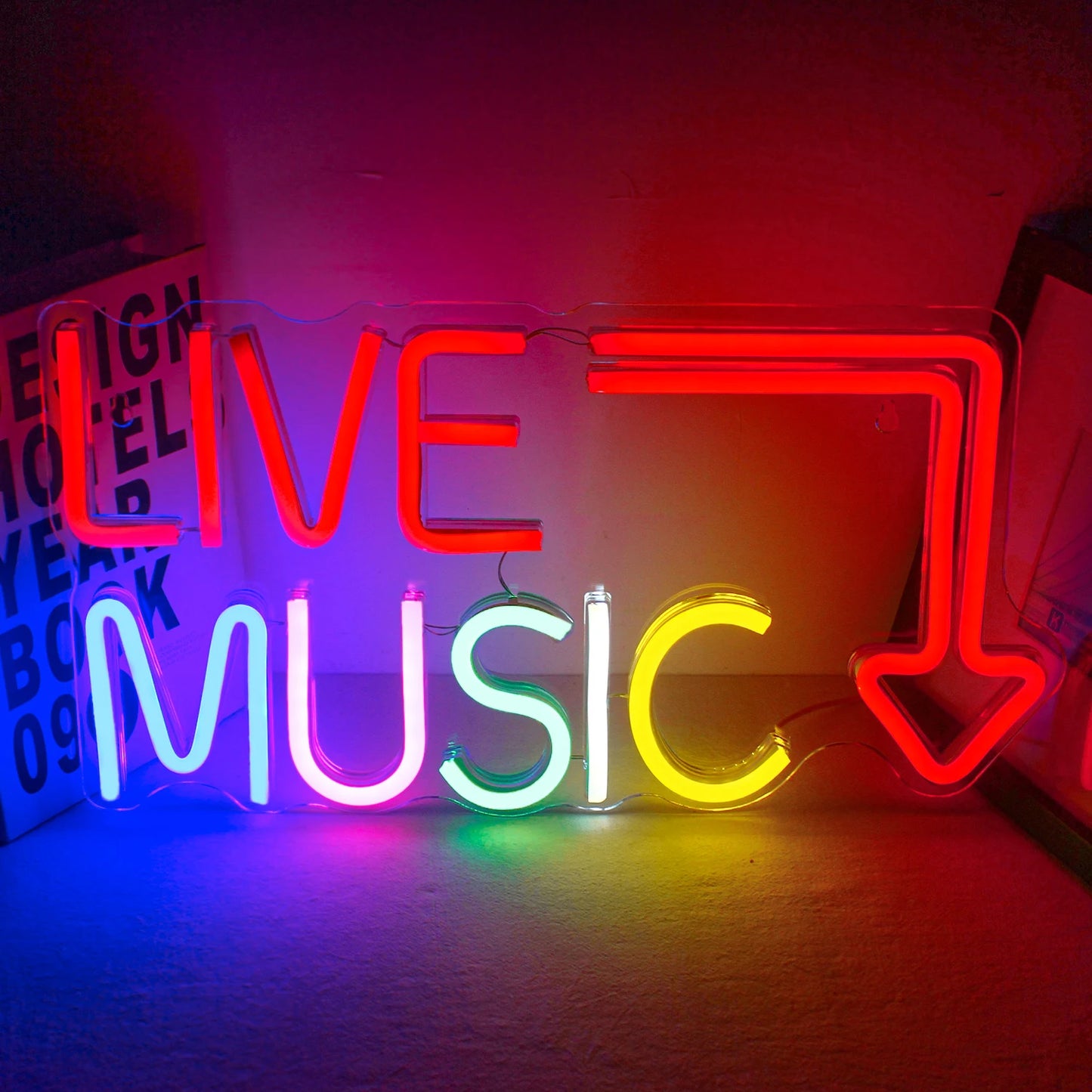 Das Bild zeigt ein leuchtendes LED-Neonschild mit der Aufschrift „Live Music“ in fetter, kursiver Schrift.