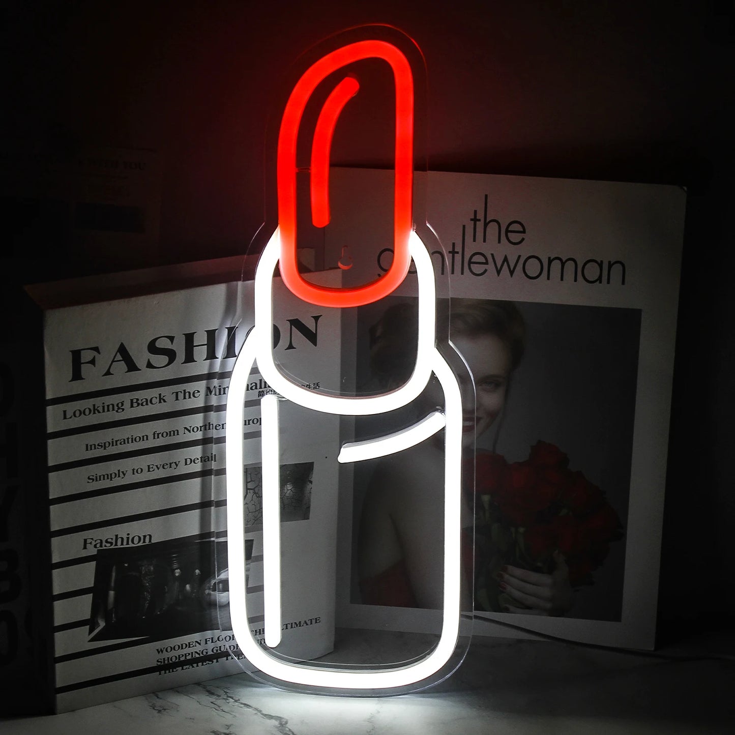 Das Bild zeigt ein leuchtendes, handgefertigtes LED-Neonschild in Form eines Lippenstifts.