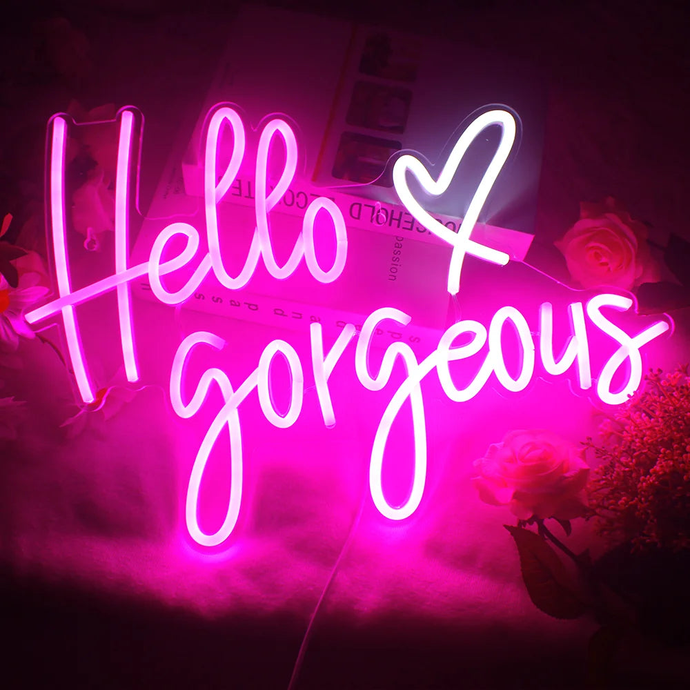 Das Bild zeigt ein handgefertigtes LED-Neonschild mit den Worten „Hello Gorgeous“ in eleganter Schreibschrift.