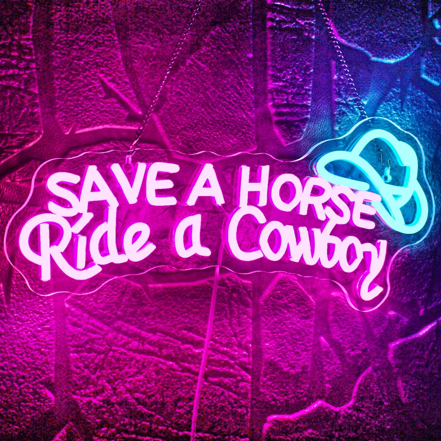 Das Bild zeigt ein leuchtendes LED-Neonschild mit der Aufschrift „Save A Horse Ride a Cowboy“ in einer lustigen, verspielten Schrift.