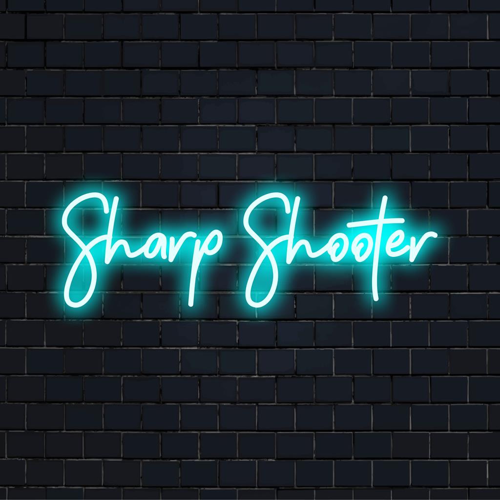Lebendiges Sharp Shooter-LED-Neonschild mit klaren Linien, perfekt für modernes Dekor. Maßgefertigte Kunst, die jeden Raum erhellt.