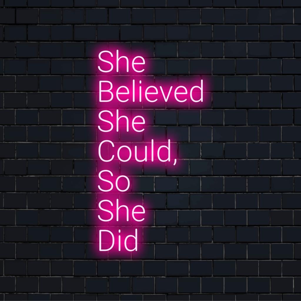 Individuelles LED-Neonschild mit dem Zitat „She Believed She Could So She Did“, ein motivierendes Stück für eine inspirierende Dekoration.