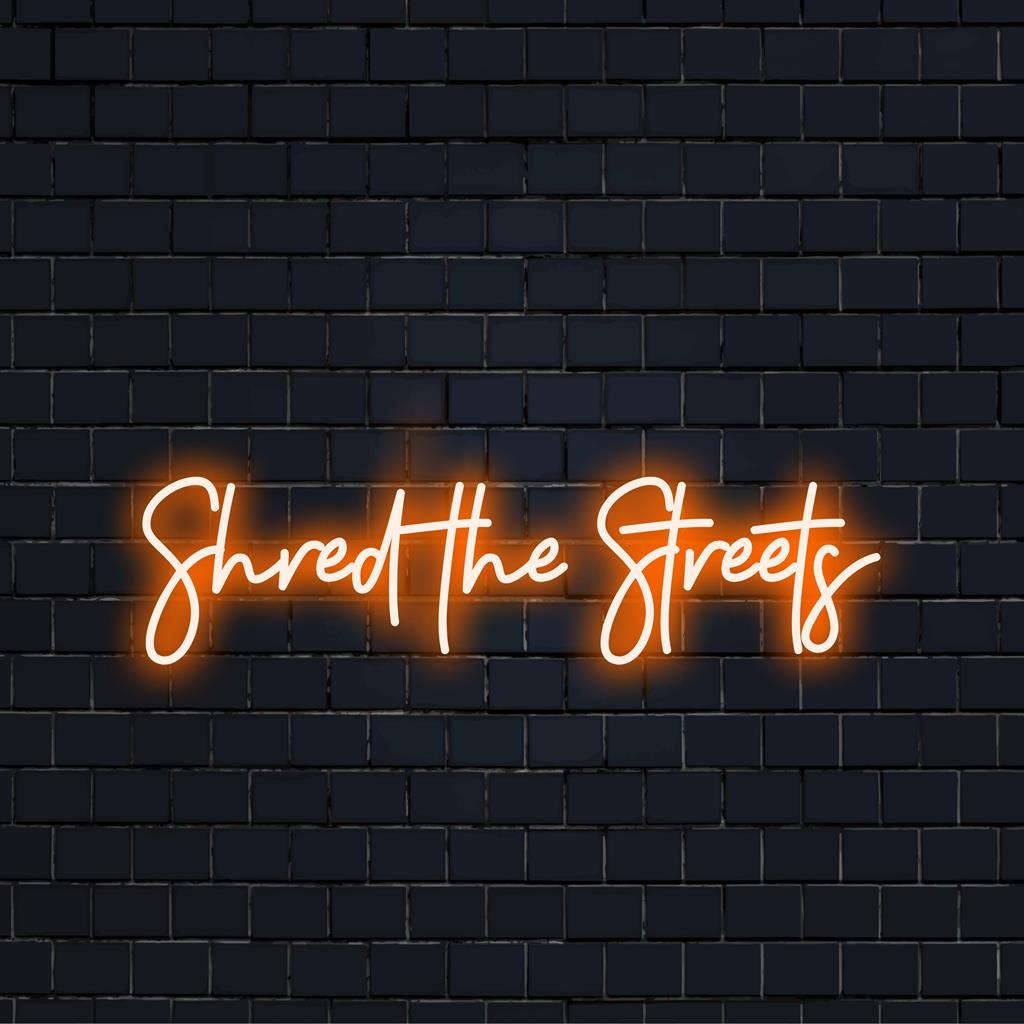 Individuelles LED-Neonschild mit der Aufschrift „Shred The Streets“ in leuchtenden Farben. Perfektes Neondekor zur Verschönerung jedes modernen Raums.