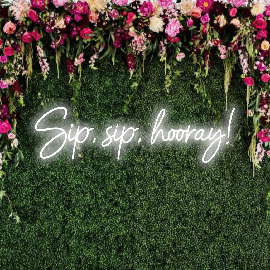 Einzigartiges, individuelles LED-Neonschild mit dem Satz „Sip, Sip, Hooray!“ in heller, verspielter Typografie. Perfekt für feierliche Anlässe.