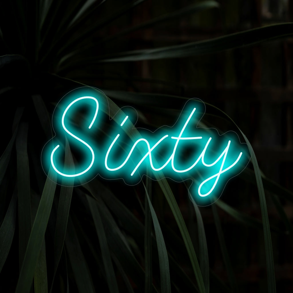 „Sixty Neon Sign“ verleiht mit seiner leuchtenden Zahl eine elegante und stilvolle Note und schafft eine moderne und festliche Atmosphäre in Ihrem Raum.