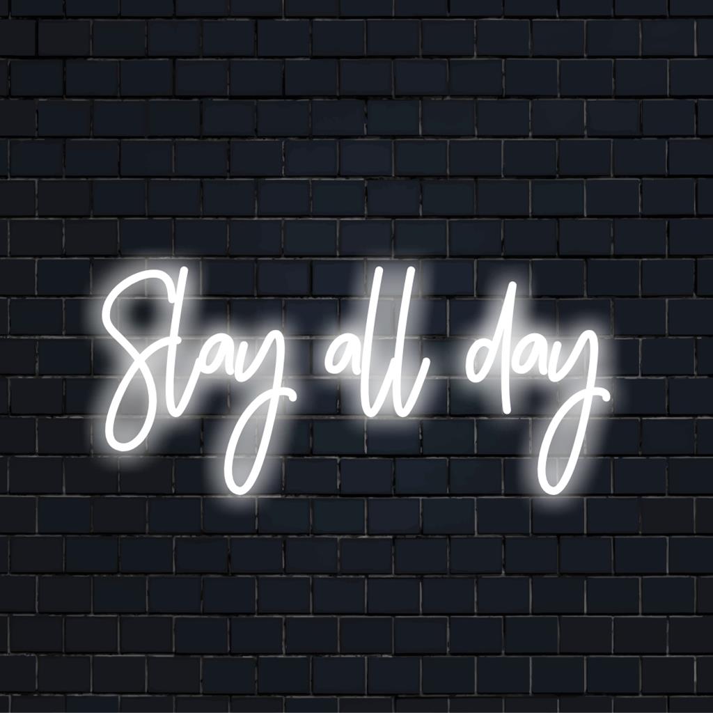 Individuelles LED-Neonschild mit „Slay All Day“. Perfekte Mischung aus Neon-Zitatkunst und personalisiertem Neonlichtdekor.