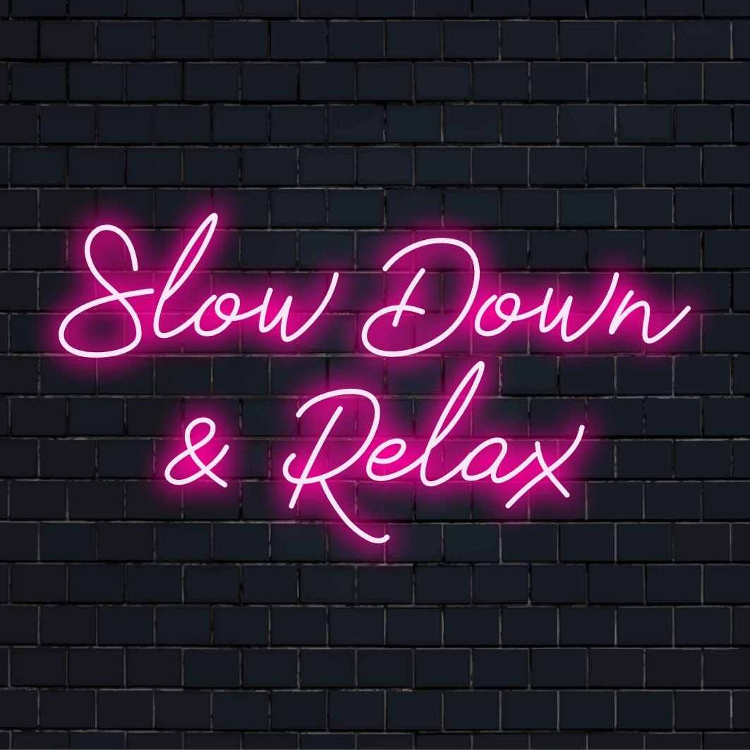 LED-Neonschild mit der Aufschrift „Slow Down and Relax“; ein beruhigendes, maßgeschneidertes Neon-Dekorstück für eine ruhige Atmosphäre.