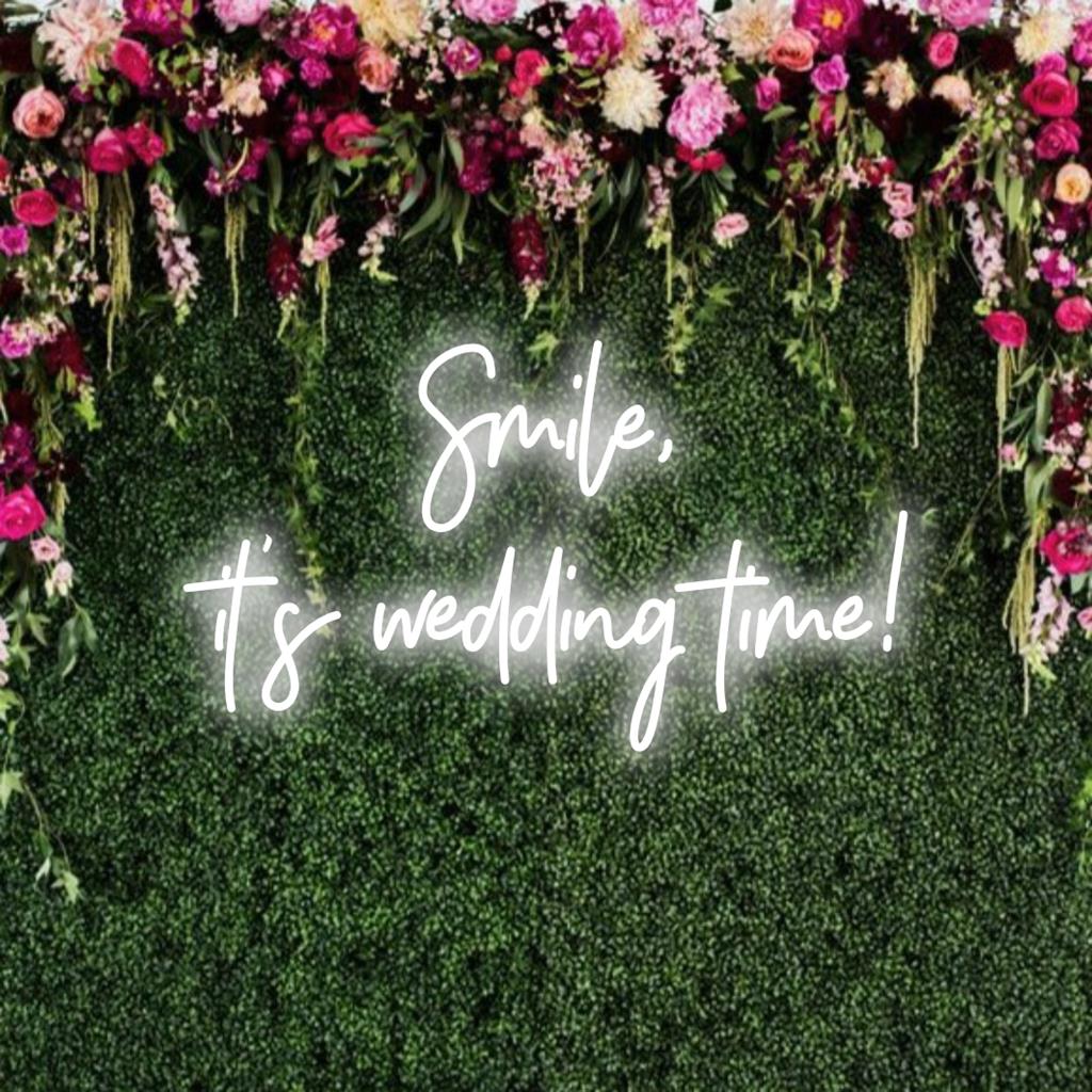 Individuelles LED-Neonschild mit dem Satz „Smile, It's Wedding Time“, perfekt als Hochzeitsdekoration oder als moderne Neon-Zitatkunst.