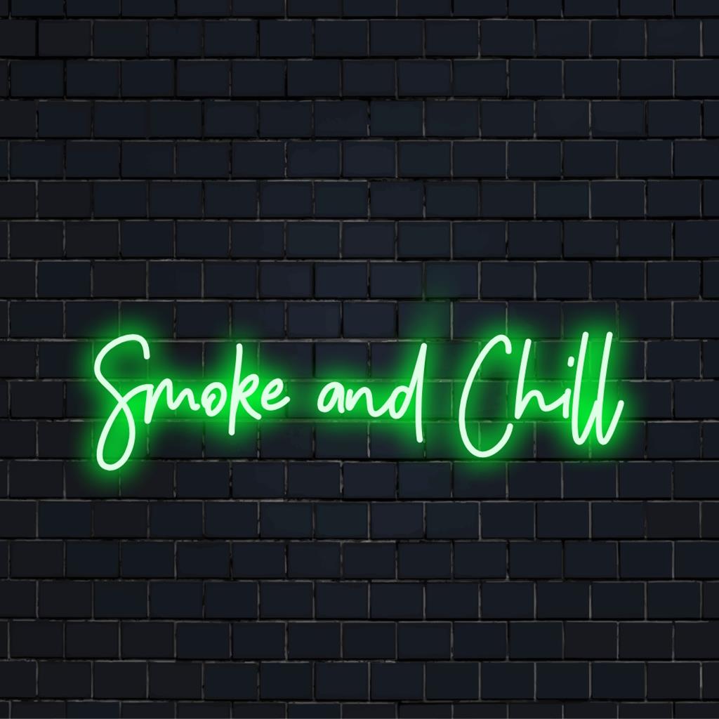 LED-Neonschild mit dem eleganten Spruch „Smoke And Chill“; perfekt für Liebhaber moderner Einrichtung, die eine entspannte Atmosphäre suchen.