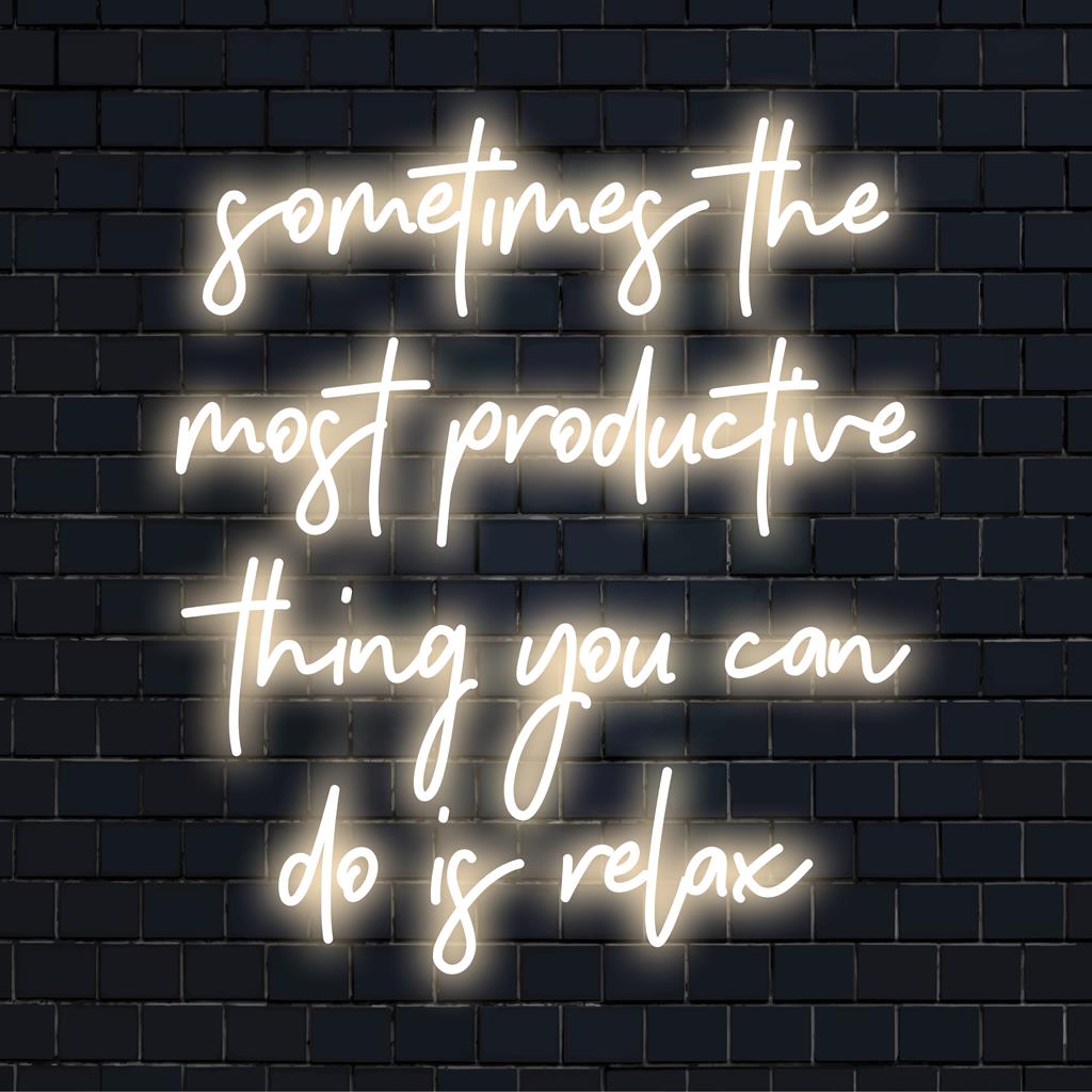 Individuelles LED-Neonschild in beruhigendem Blau mit dem Zitat „Manchmal ist Entspannen das Produktivste, was Sie tun können.“