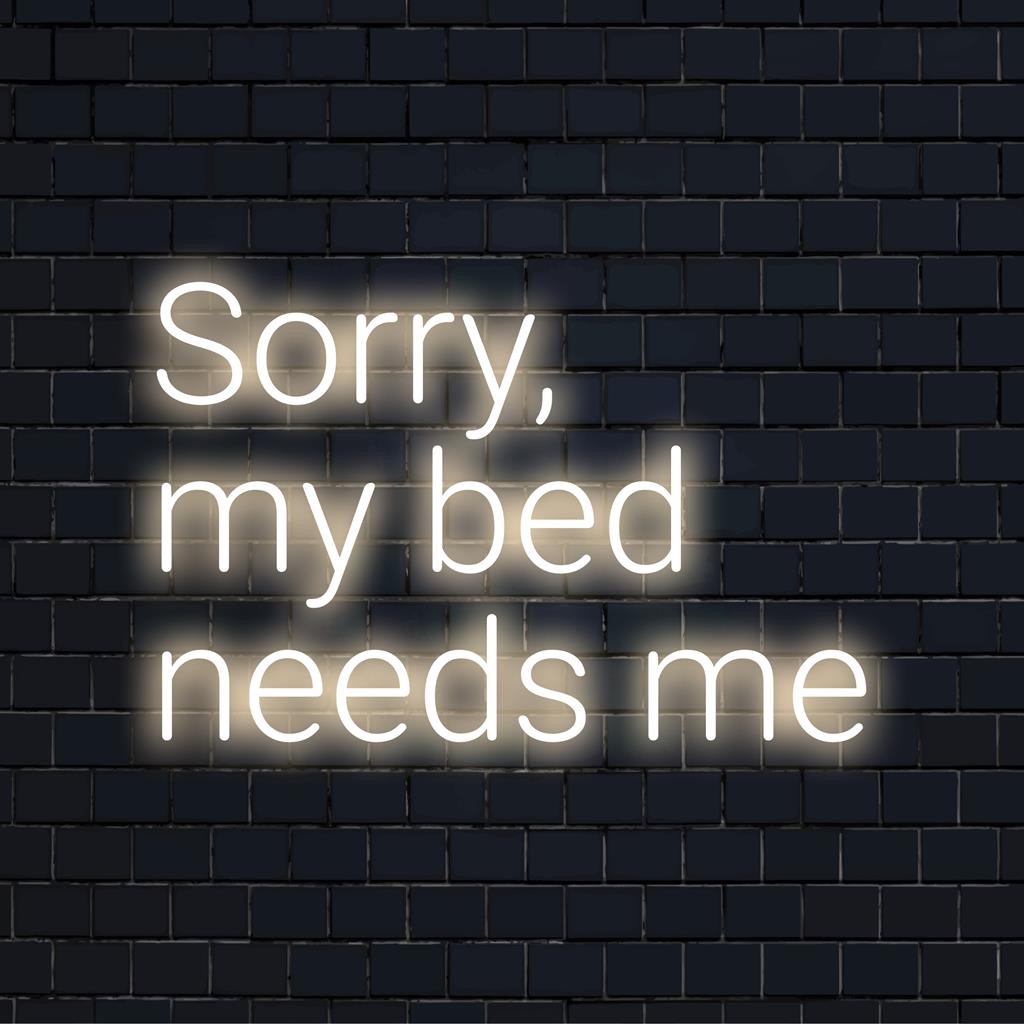 Individuelles LED-Neonschild mit der Aufschrift „Sorry, My Bed Needs Me“ in hellen, skurrilen Buchstaben für eine einzigartige Schlafzimmerdekoration.