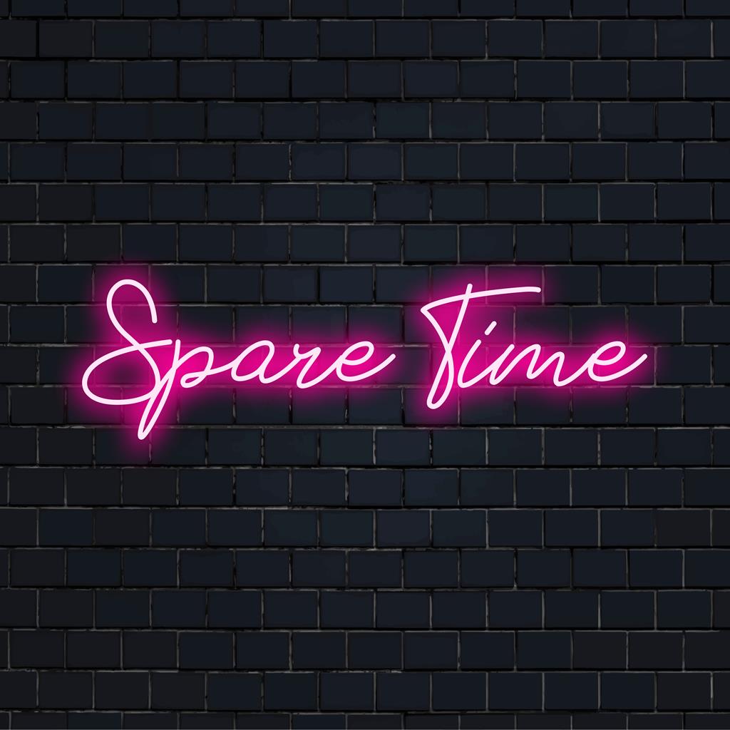 Individuelles LED-Neonschild mit der Aufschrift „Spare Time“ in lebendigem, optisch auffälligem Neonlichtdekor zur individuellen Raumverschönerung.