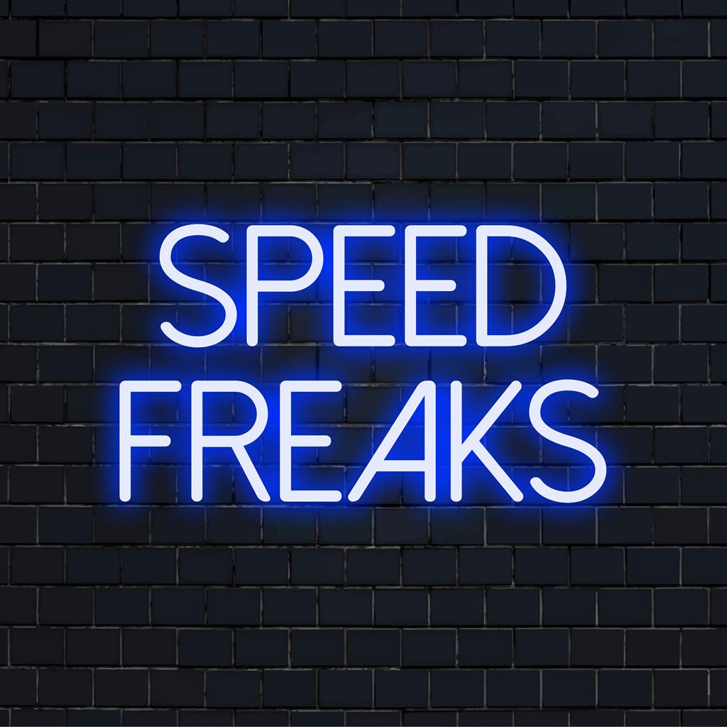 Individuelles LED-Neonschild von „Speed Freaks“ mit dynamischer Beschriftung, perfekt für moderne Einrichtung und einzigartige Neonlichtkunst.