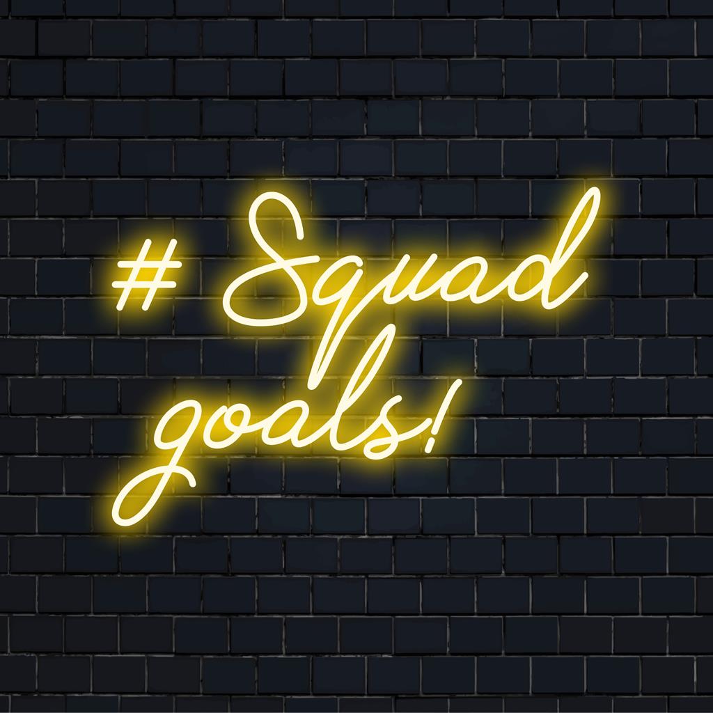 Individuelles LED-Neonschild mit der Aufschrift „#Squad Goals!“ in leuchtenden Farben, ideal, um jedem Raum ein modernes Flair zu verleihen.
