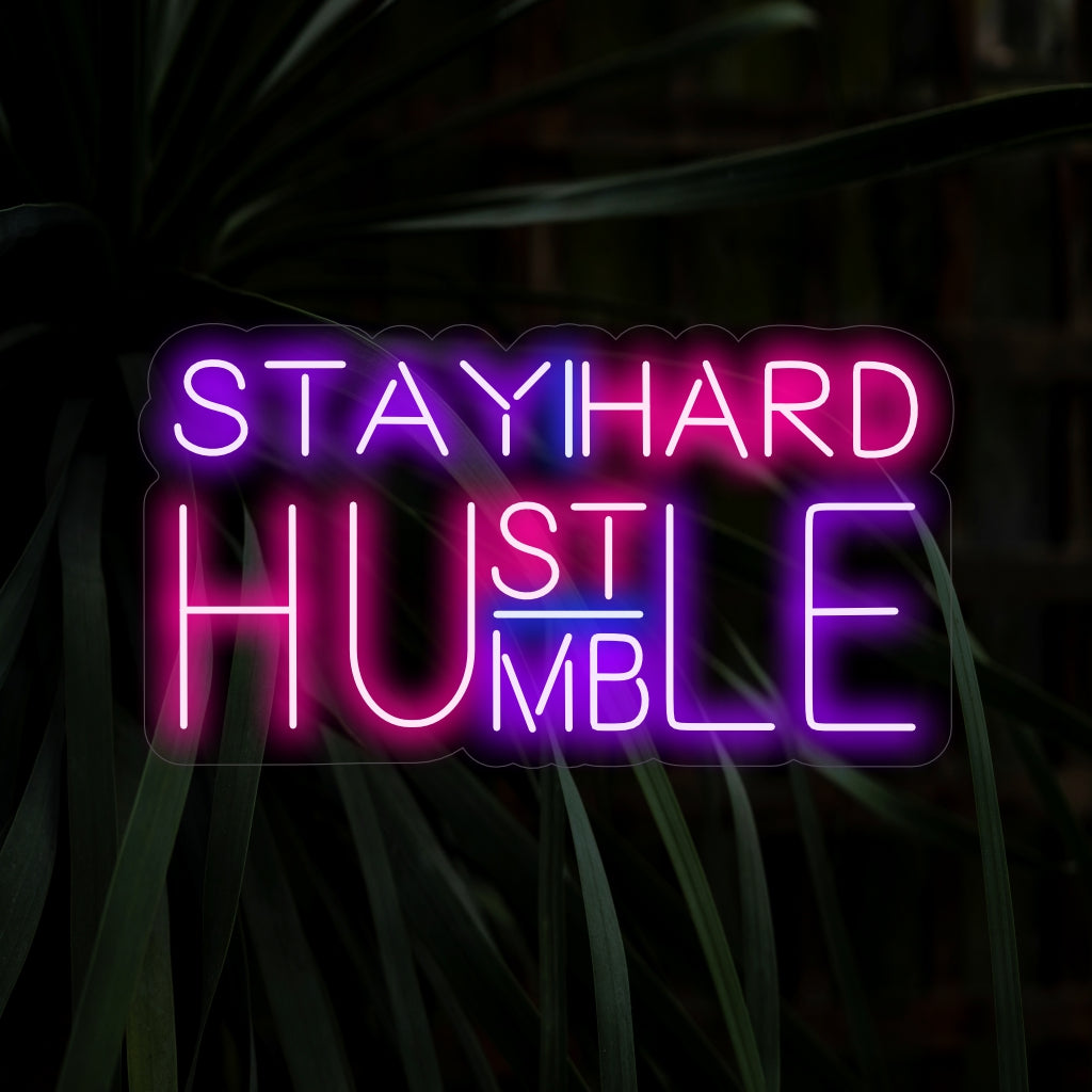 Das Neonschild „Stay Humble Hustle Hard“ strahlt mit seinem leuchtenden Mantra Motivation aus und schafft eine Atmosphäre, die sowohl Bescheidenheit als auch harte Arbeit in Ihrem Raum fördert.